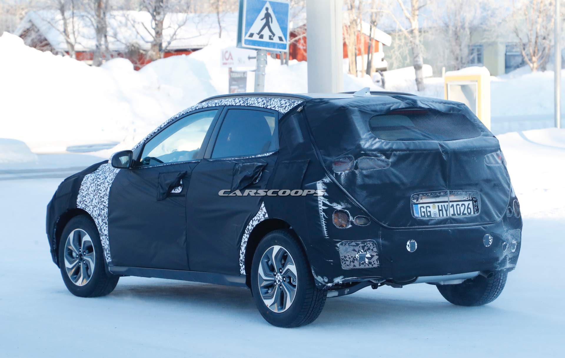 Hyundai Kona hybrid prototype spy shots 13 Hyundai Kona Hybrid Spied With Aero-Style Wheels, Bigger Infotainment Screen
