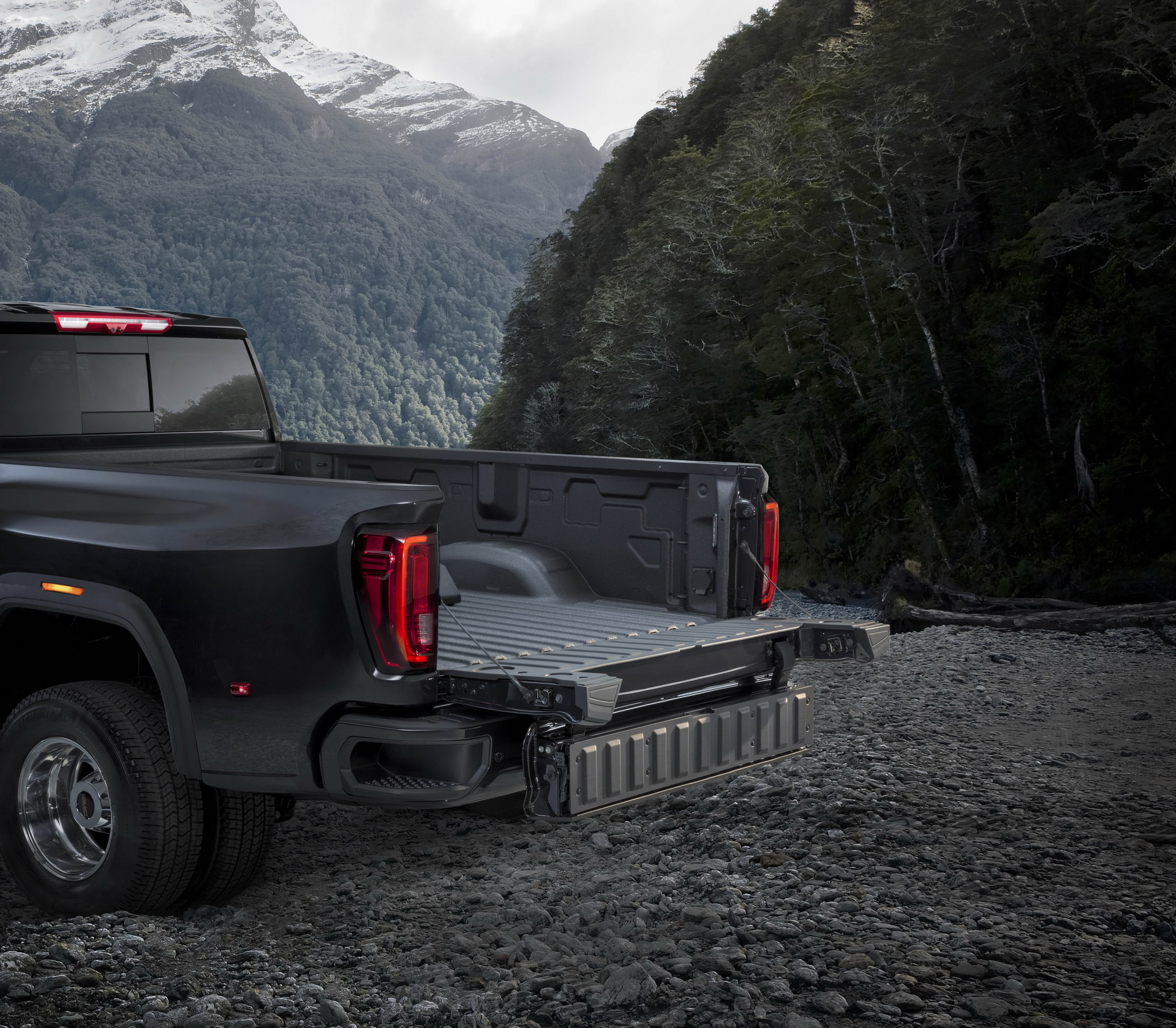 2020 GMC Sierra 500HD 6 2020 GMC Sierra HD Has Brains, Brawn And 15 Cameras That Let You See Through Its Trailer