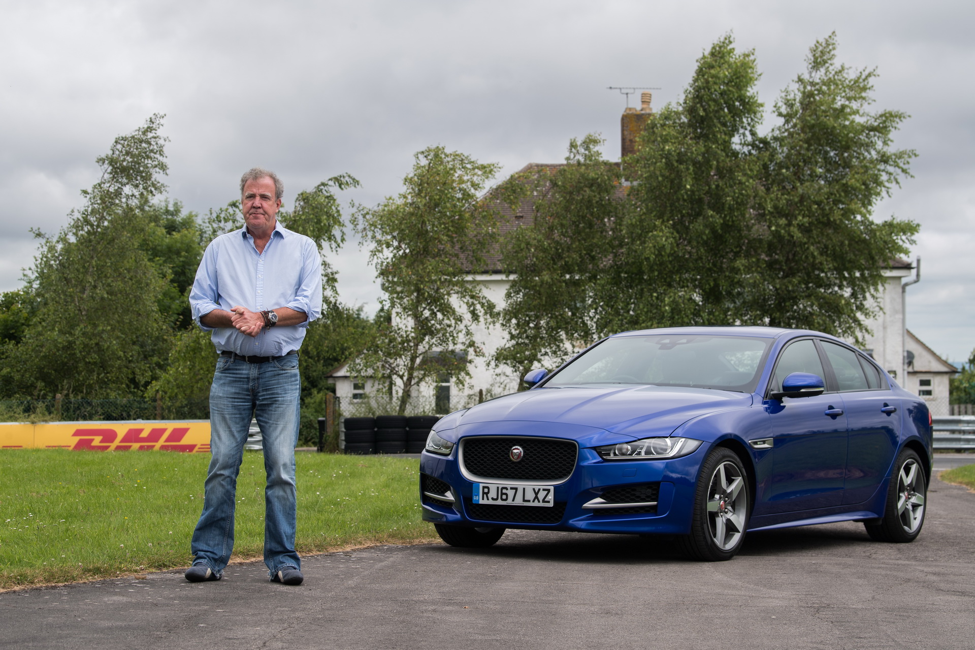 TheGrandTour-S03-E04-01 Jeremy Clarkson’s Giant Head Gets Taken Down In Grand Tour’s Truck-Filled Trailer