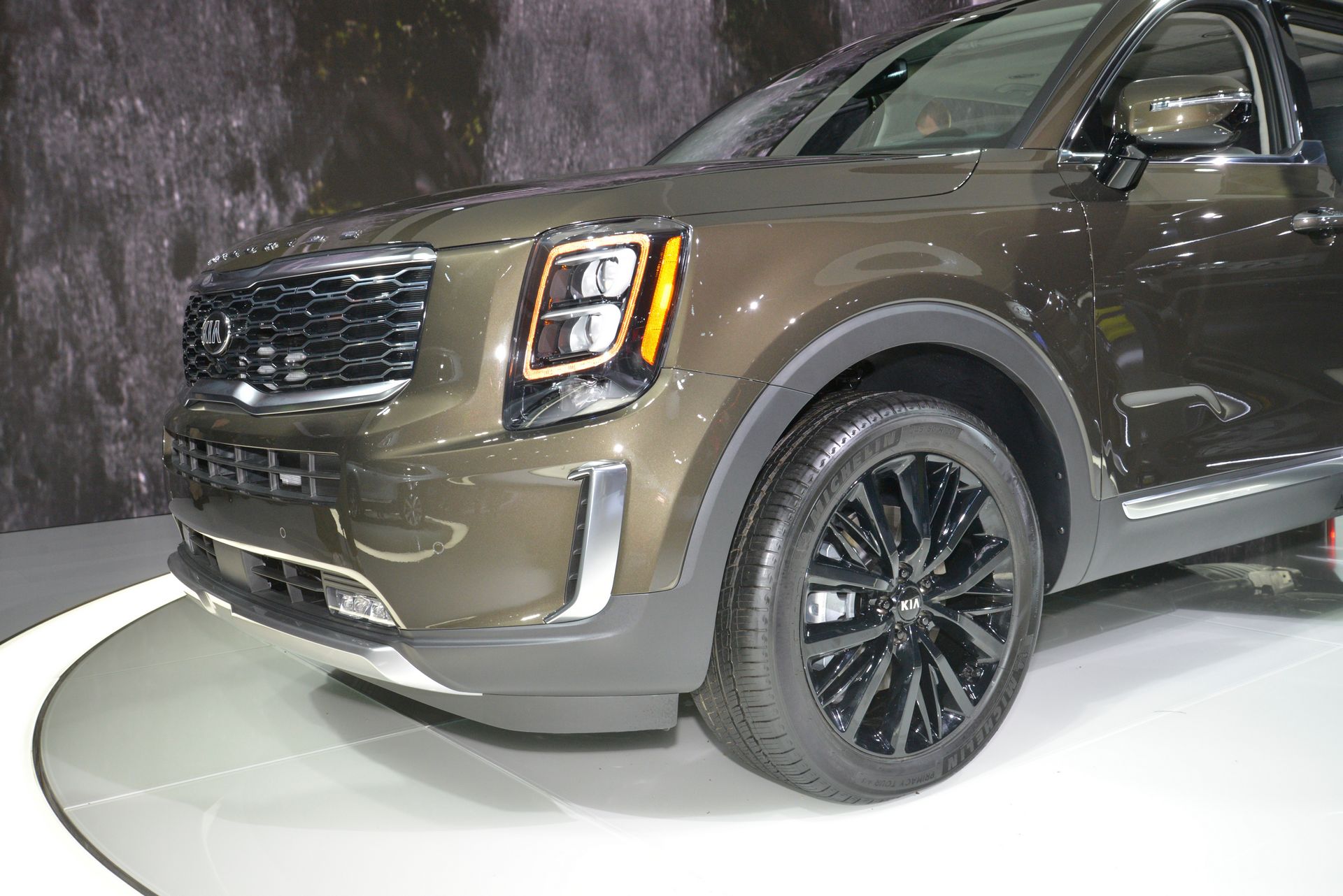 2020-Kia-Telluride-Live-8 2020 Kia Telluride SUV Is The Largest Kia Ever, Has 8-Seats, 3.8L V6