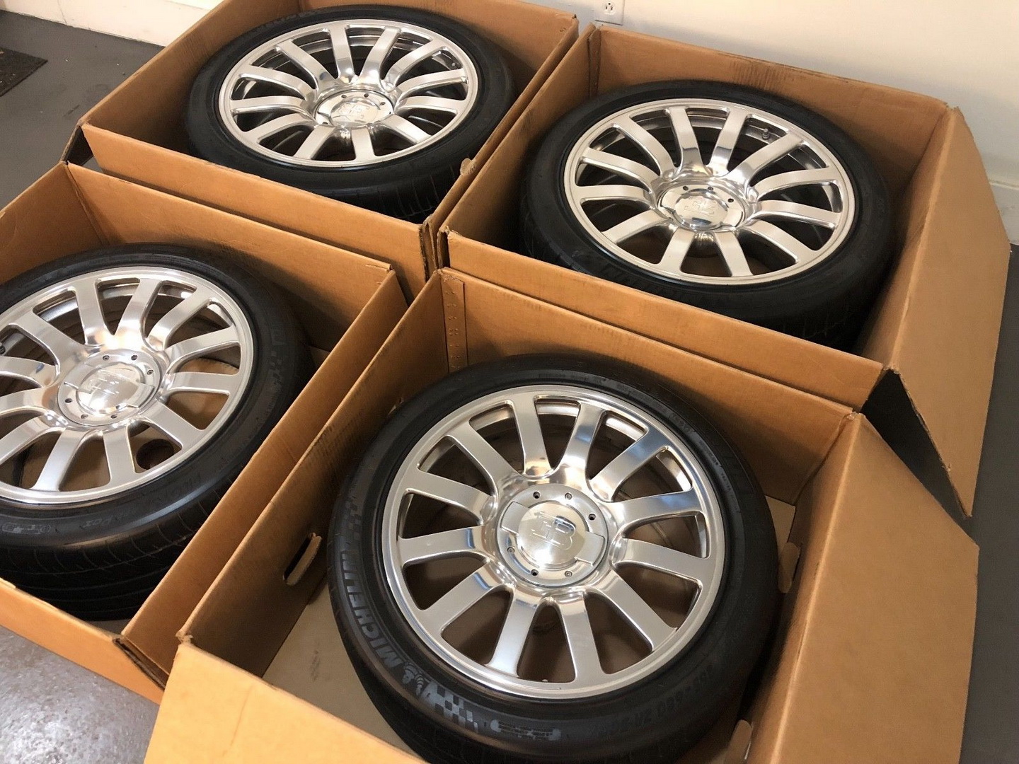 bugatti veyron wheel set 9 Used Bugatti Veyron Wheels Will Cost You More Than A Brand New Porsche 911!