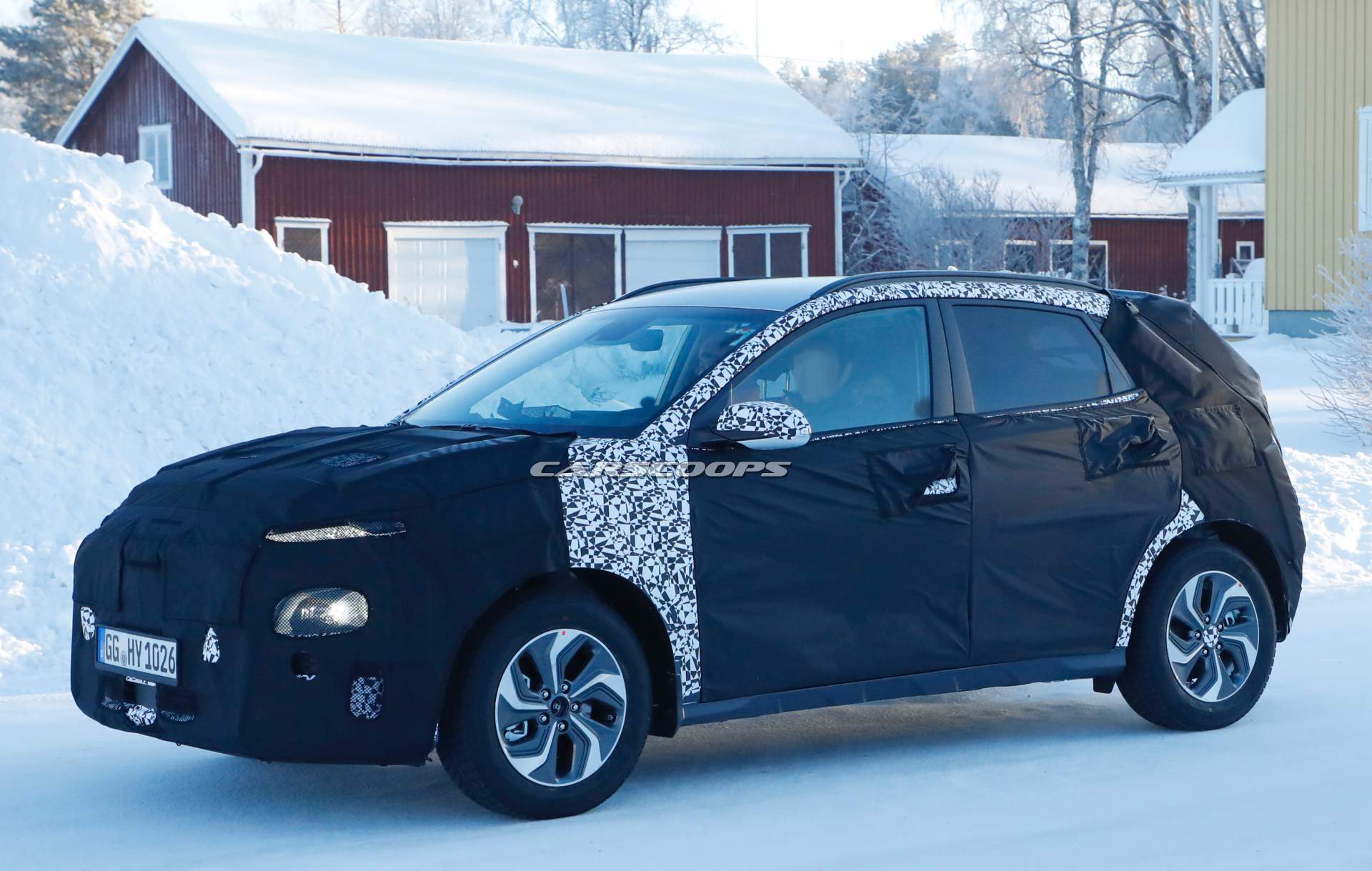 Hyundai Kona hybrid prototype spy shots 9 Hyundai Kona Hybrid Spied With Aero-Style Wheels, Bigger Infotainment Screen
