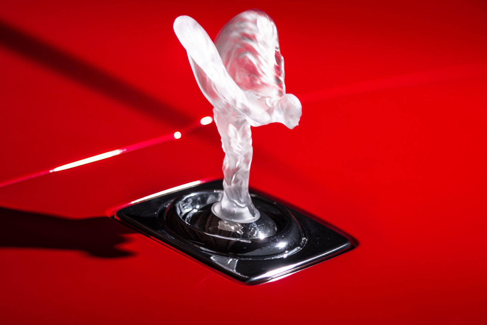 rolls-royce cullinan gucci mane 6 Roses Are Red, And So Is This Slightly Gauche Rolls-Royce Cullinan