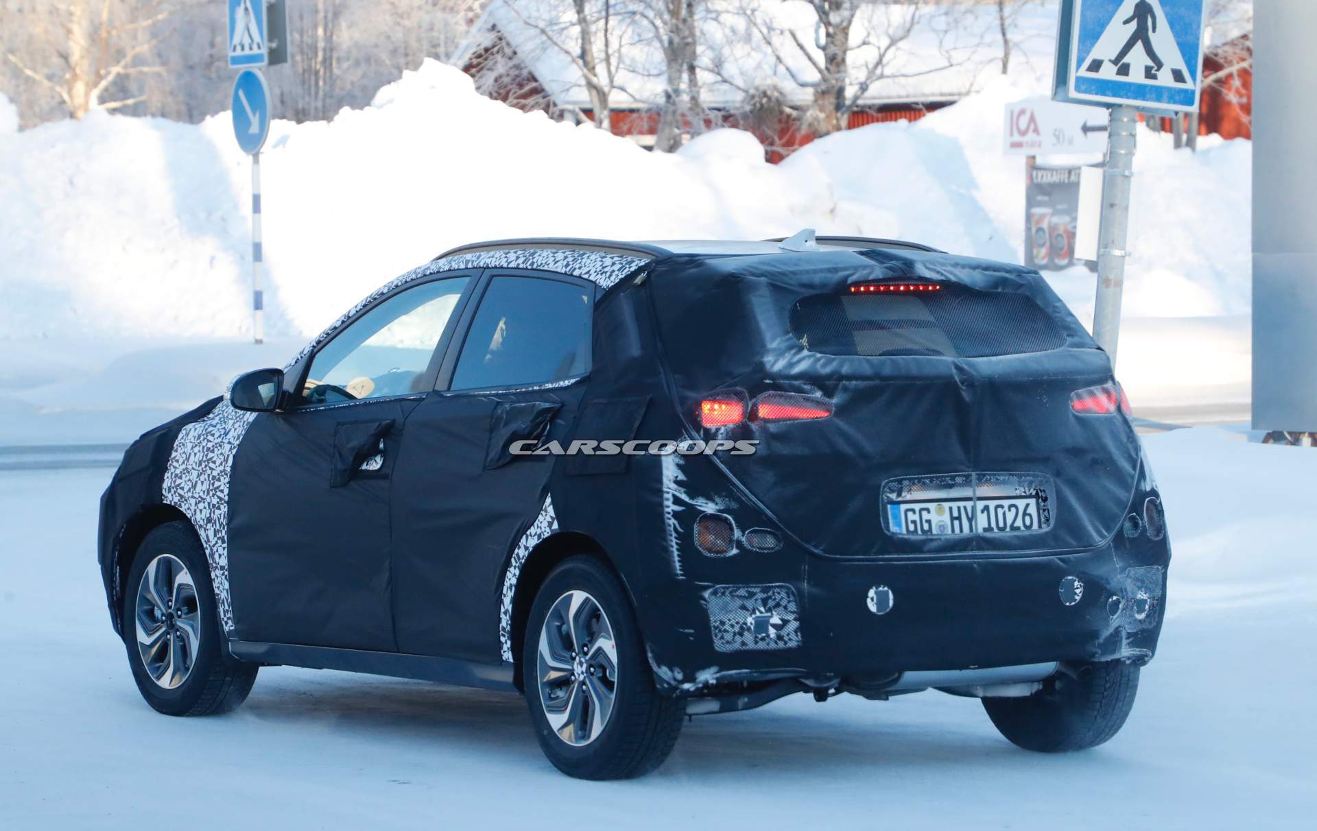 Hyundai Kona hybrid prototype spy shots 14 Hyundai Kona Hybrid Spied With Aero-Style Wheels, Bigger Infotainment Screen
