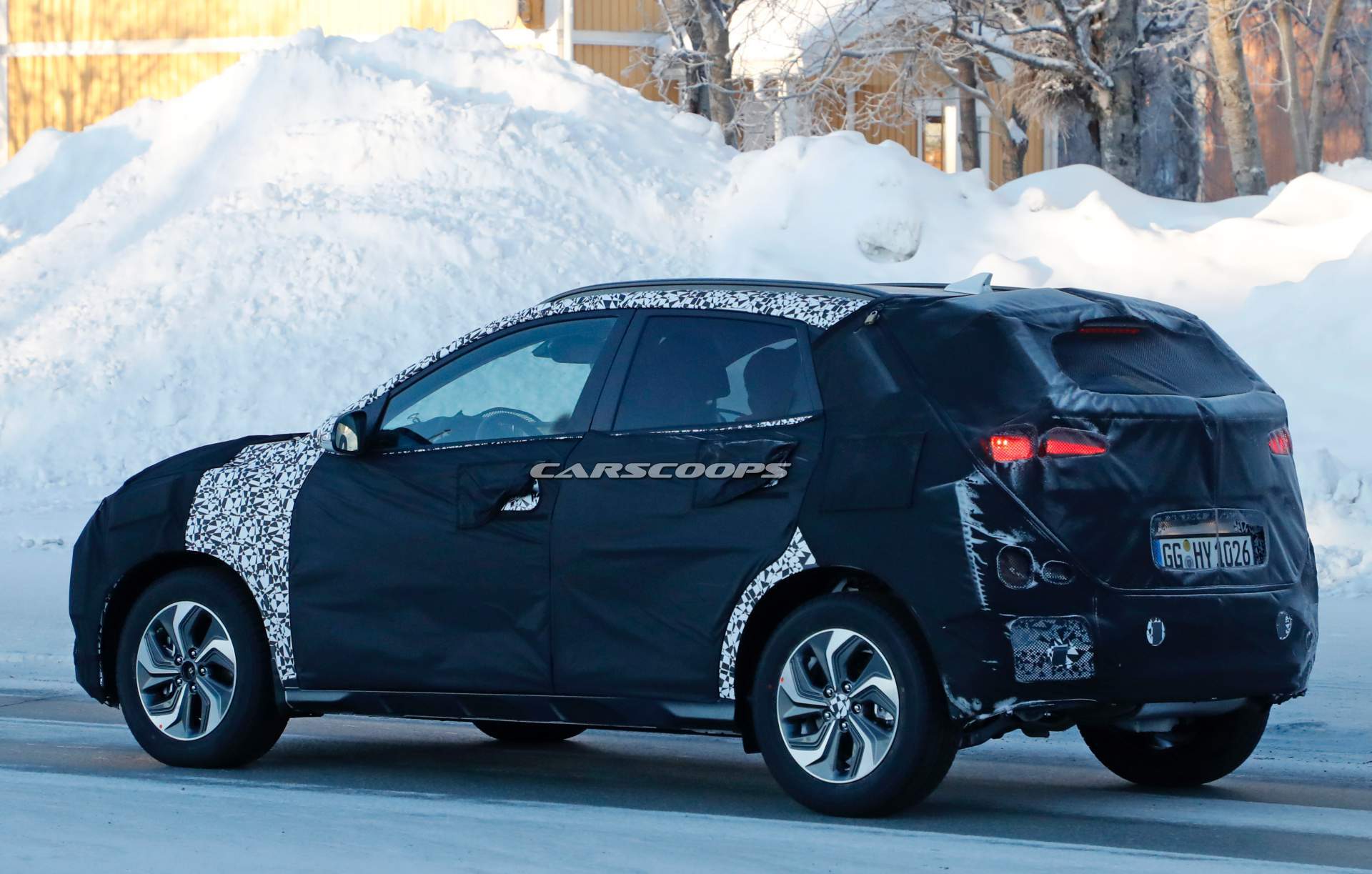 Hyundai Kona hybrid prototype spy shots 4 Hyundai Kona Hybrid Spied With Aero-Style Wheels, Bigger Infotainment Screen