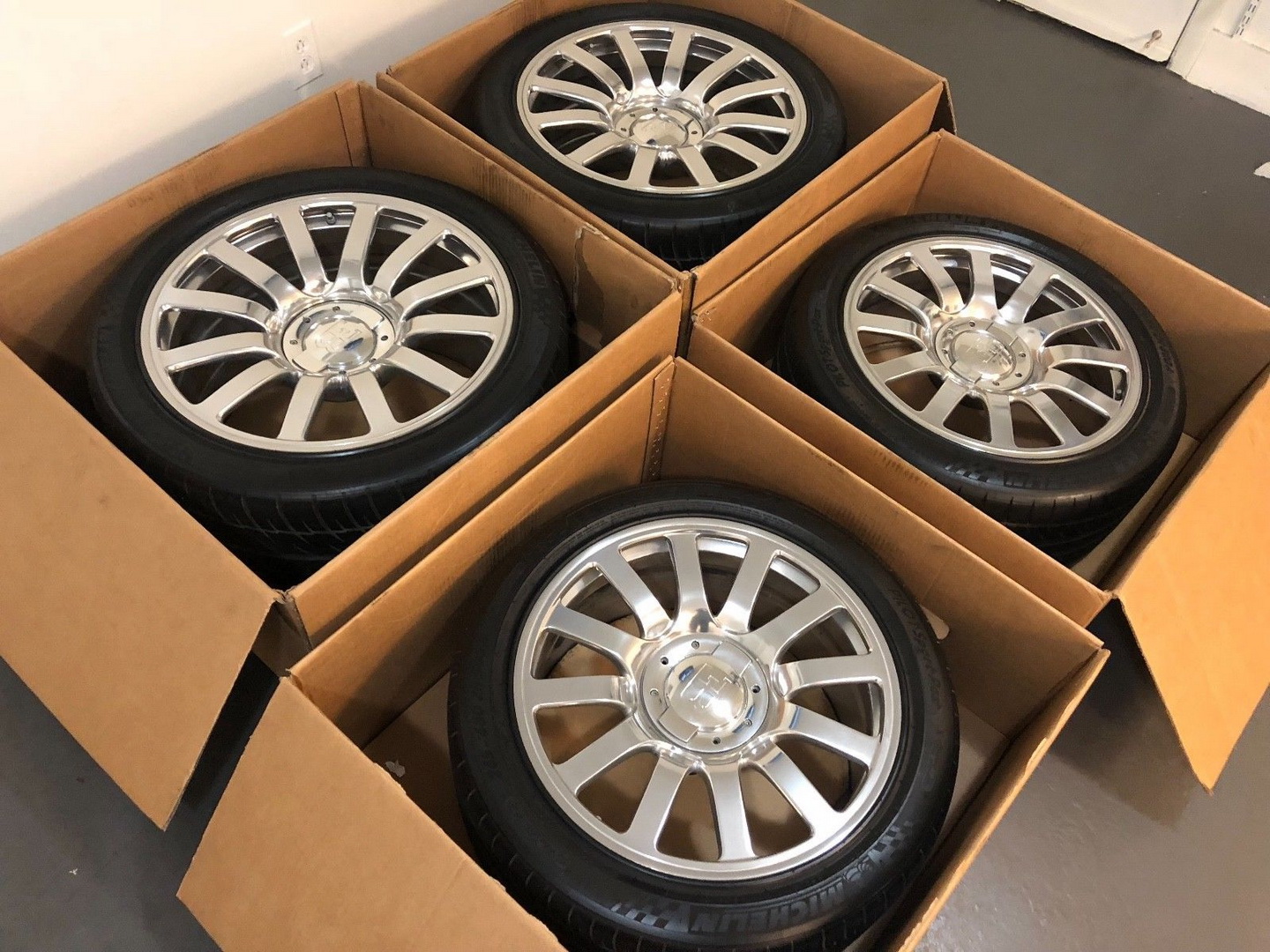 bugatti veyron wheel set 10 Used Bugatti Veyron Wheels Will Cost You More Than A Brand New Porsche 911!