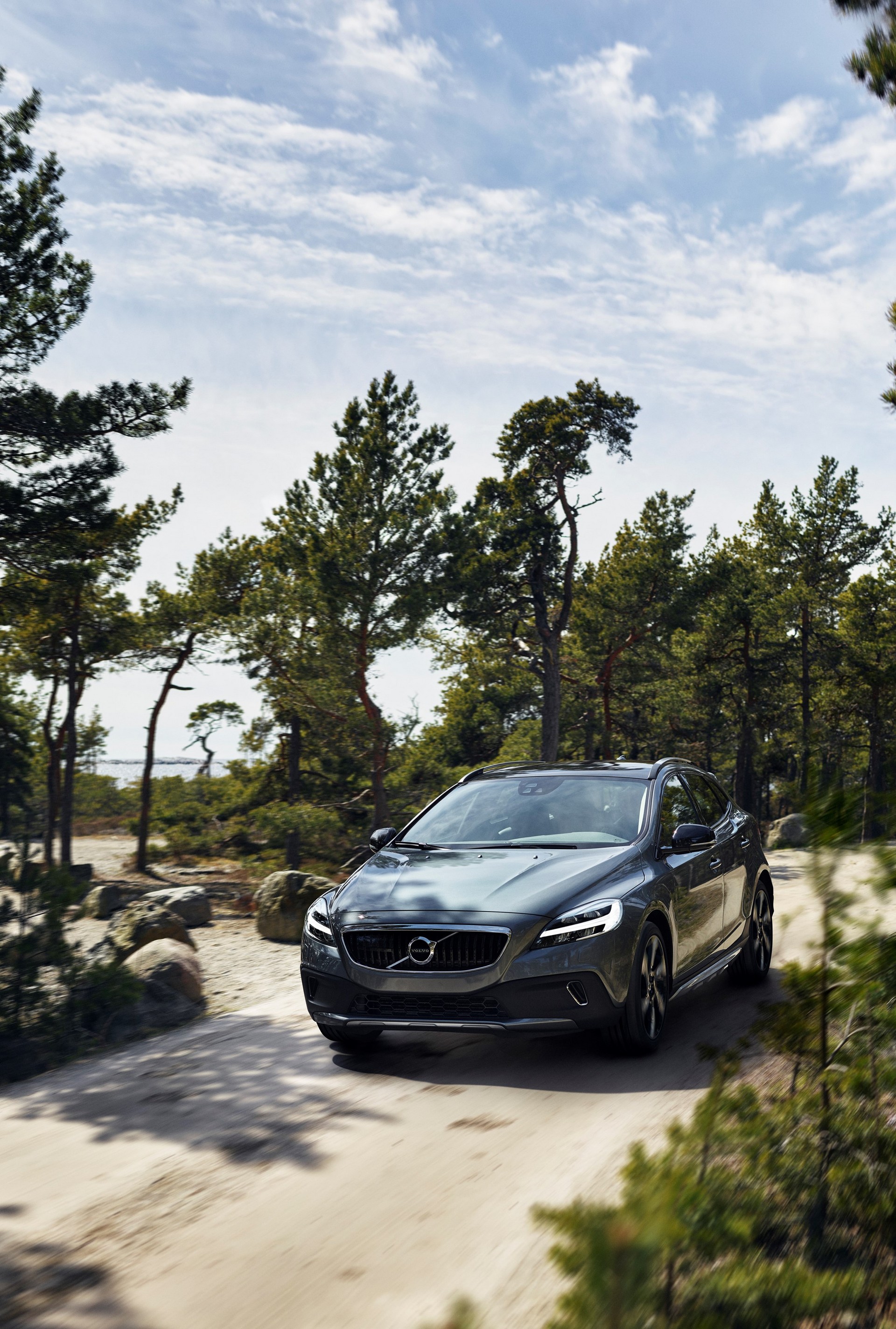 2018-Volvo-V40-6 Volvo V40 Going Out Of Production Later This Year, Could Be Replaced By A Crossover Coupe