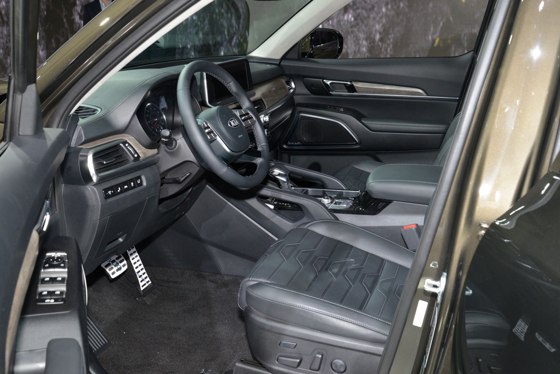 2020-Kia-Telluride-Live-7 2020 Kia Telluride SUV Is The Largest Kia Ever, Has 8-Seats, 3.8L V6