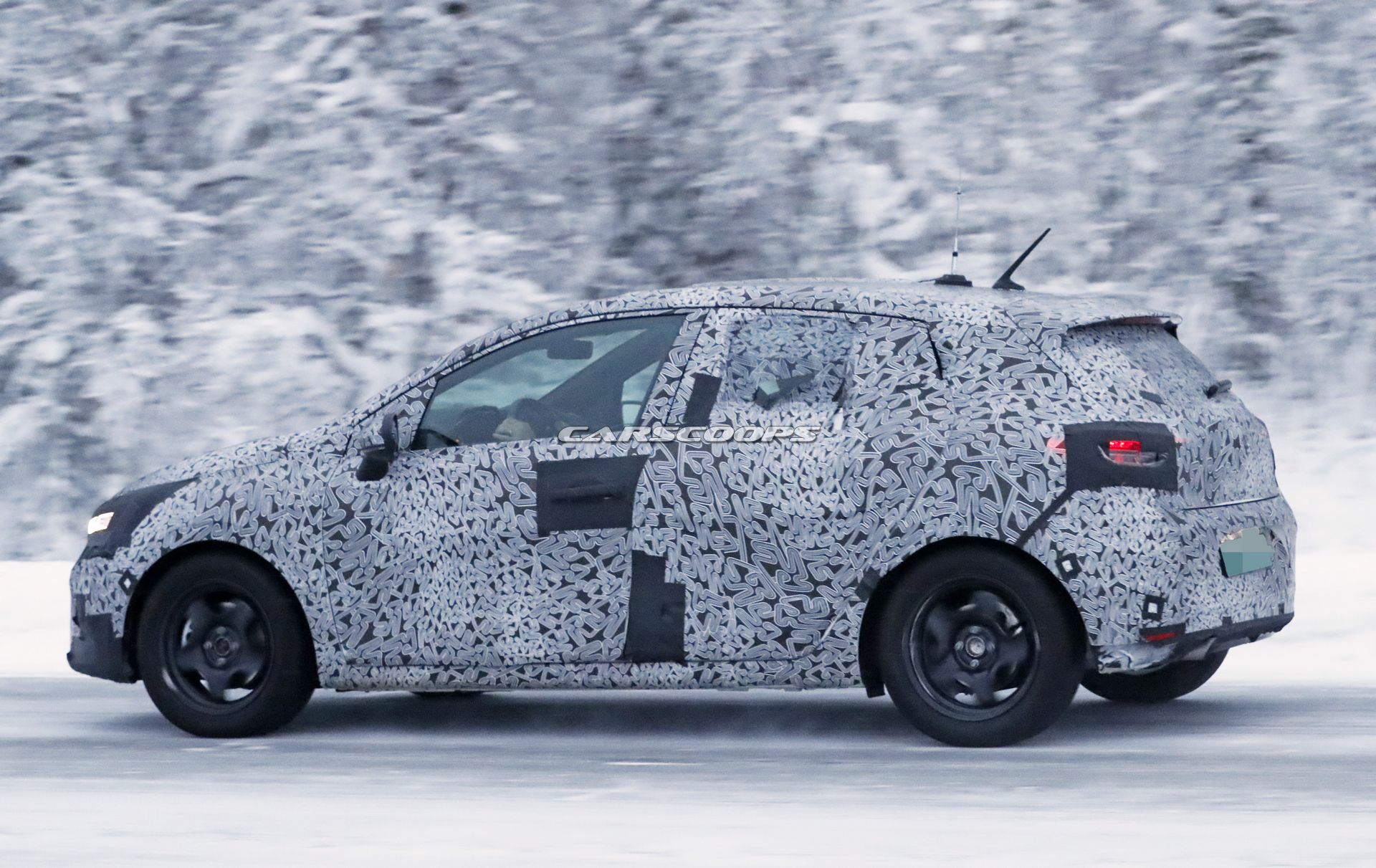Renault-Clio-Spy-Shots-15 New Renault Clio Teased, Debuts January 28th