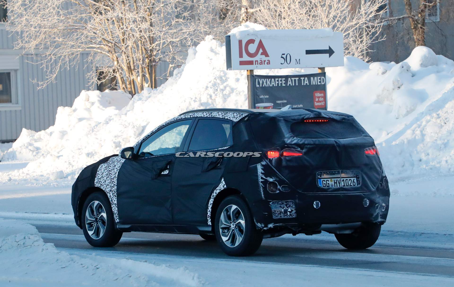 Hyundai Kona hybrid prototype spy shots 5 Hyundai Kona Hybrid Spied With Aero-Style Wheels, Bigger Infotainment Screen