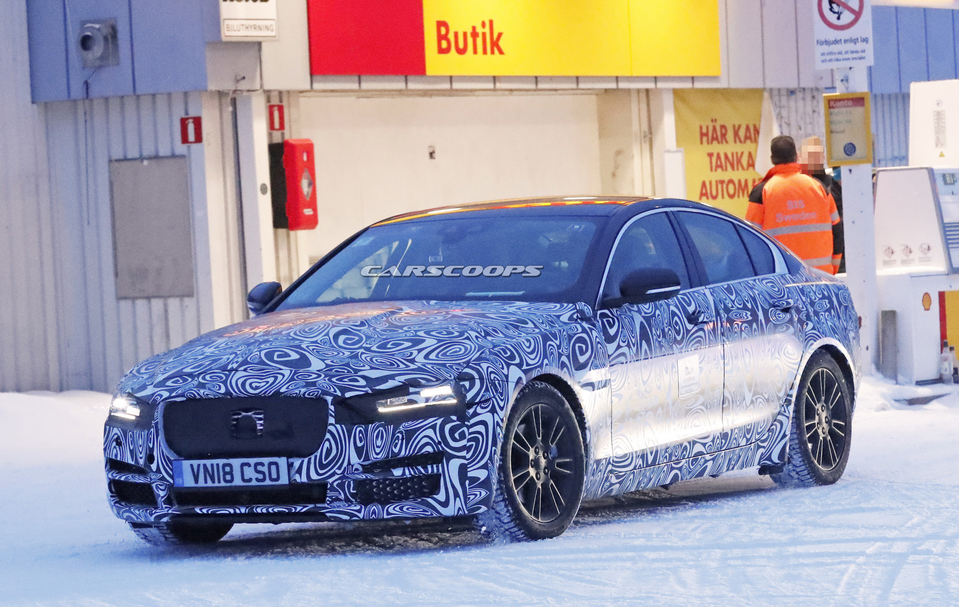 2020 jaguar xe facelift spy interior 17 2019 Jaguar XE Ditching Rotary Dial For Traditional Shifter