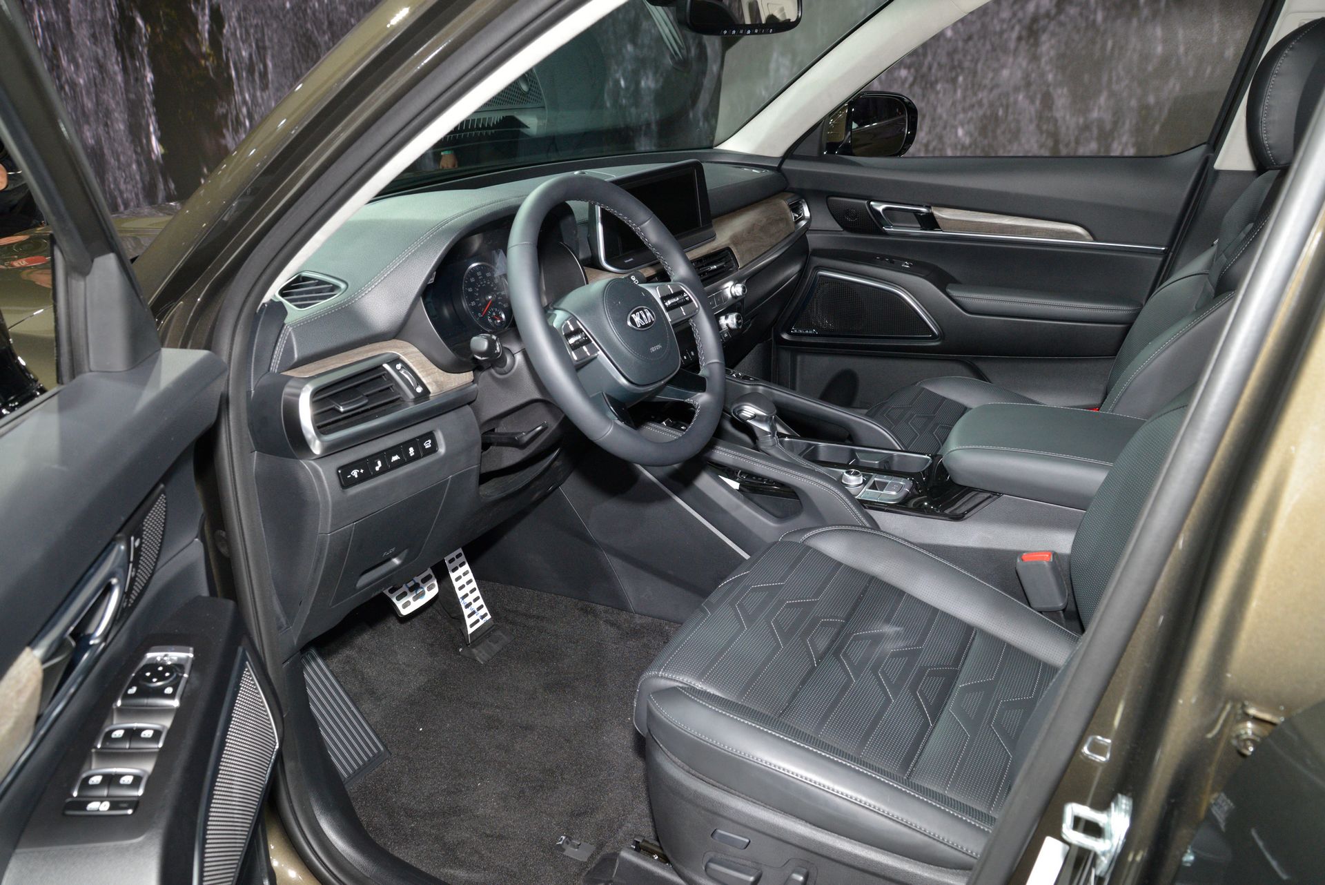 2020-Kia-Telluride-Live-6 2020 Kia Telluride SUV Is The Largest Kia Ever, Has 8-Seats, 3.8L V6