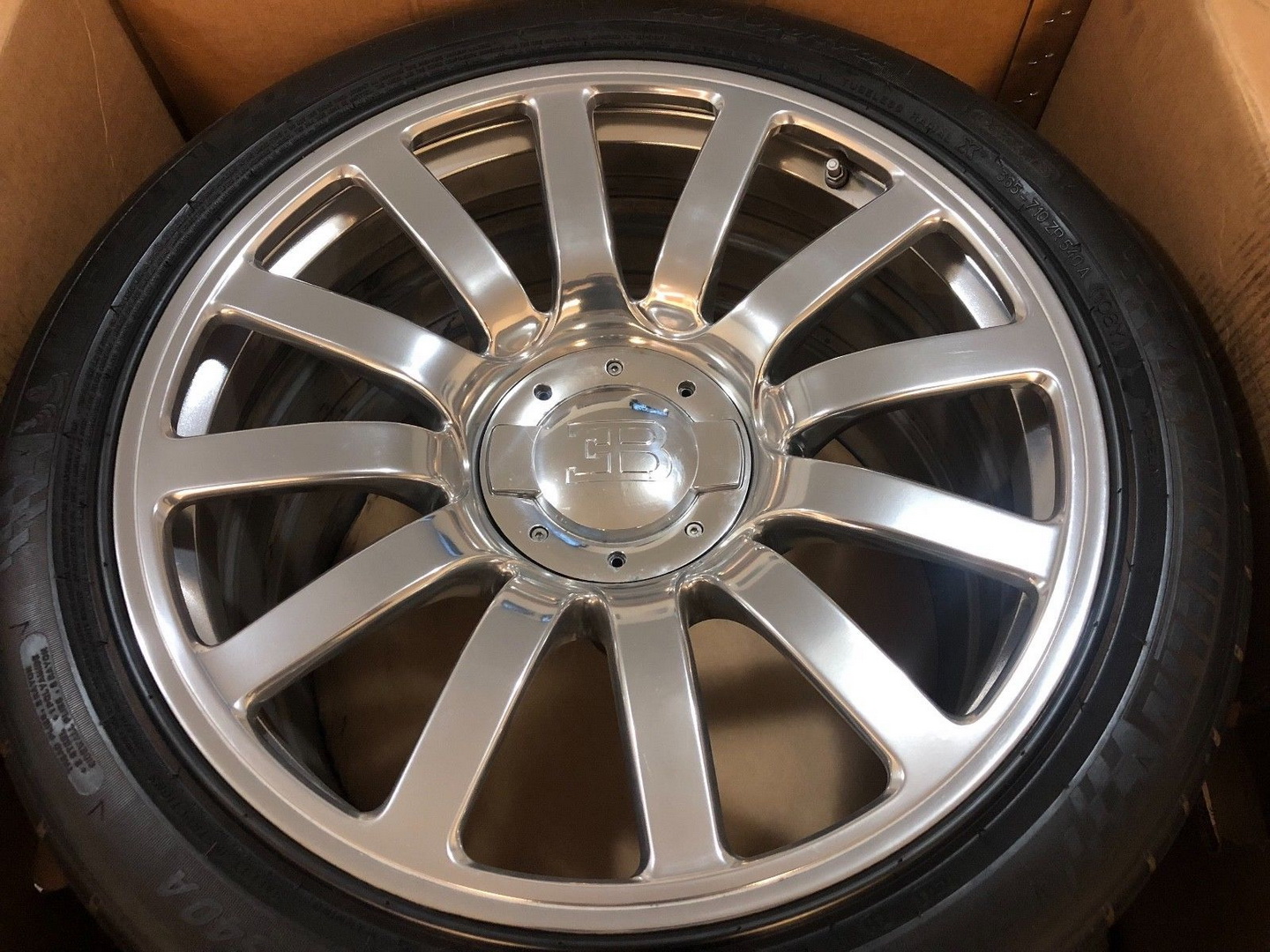 bugatti veyron wheel set 2 Used Bugatti Veyron Wheels Will Cost You More Than A Brand New Porsche 911!