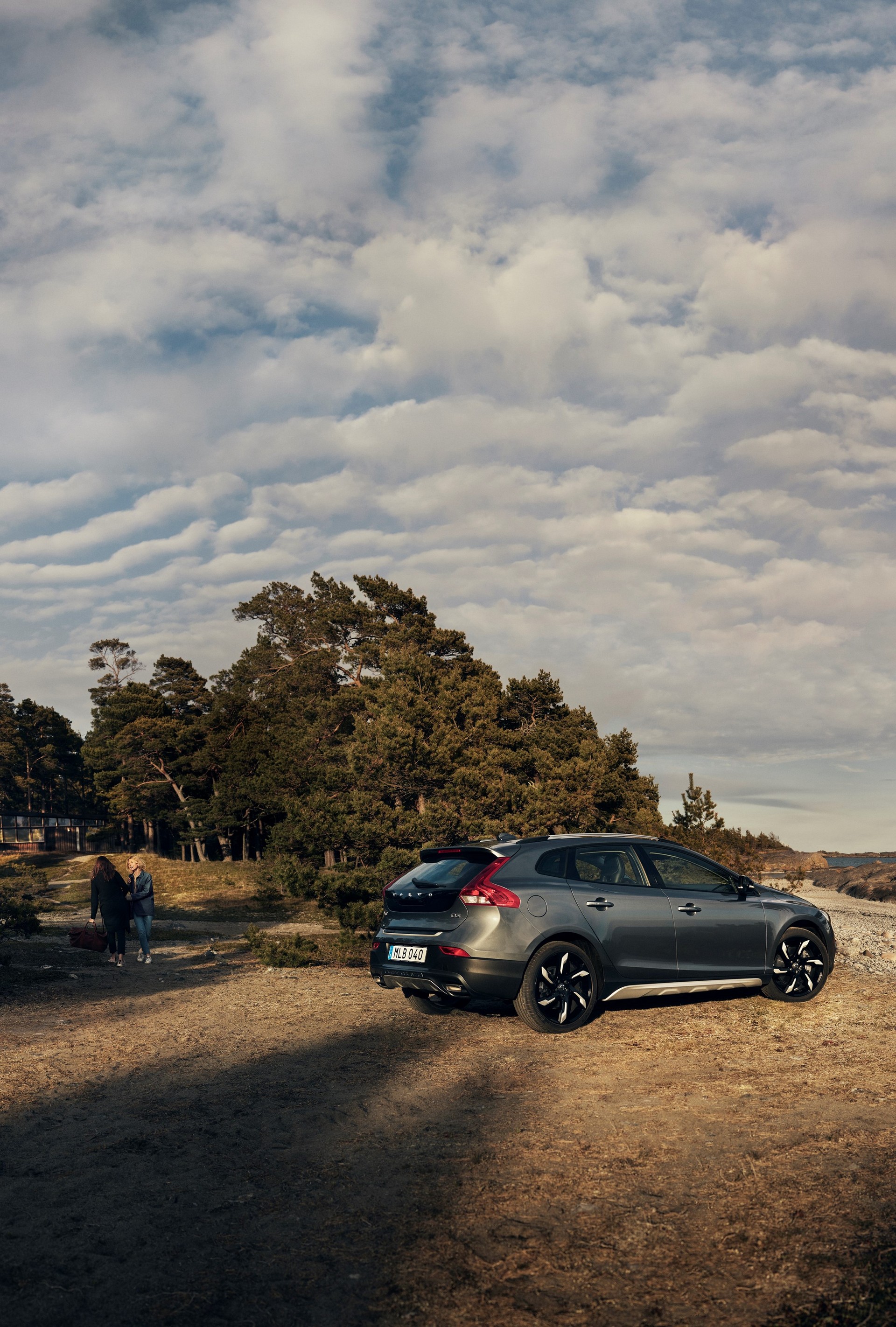 2018-Volvo-V40-5 Volvo V40 Going Out Of Production Later This Year, Could Be Replaced By A Crossover Coupe