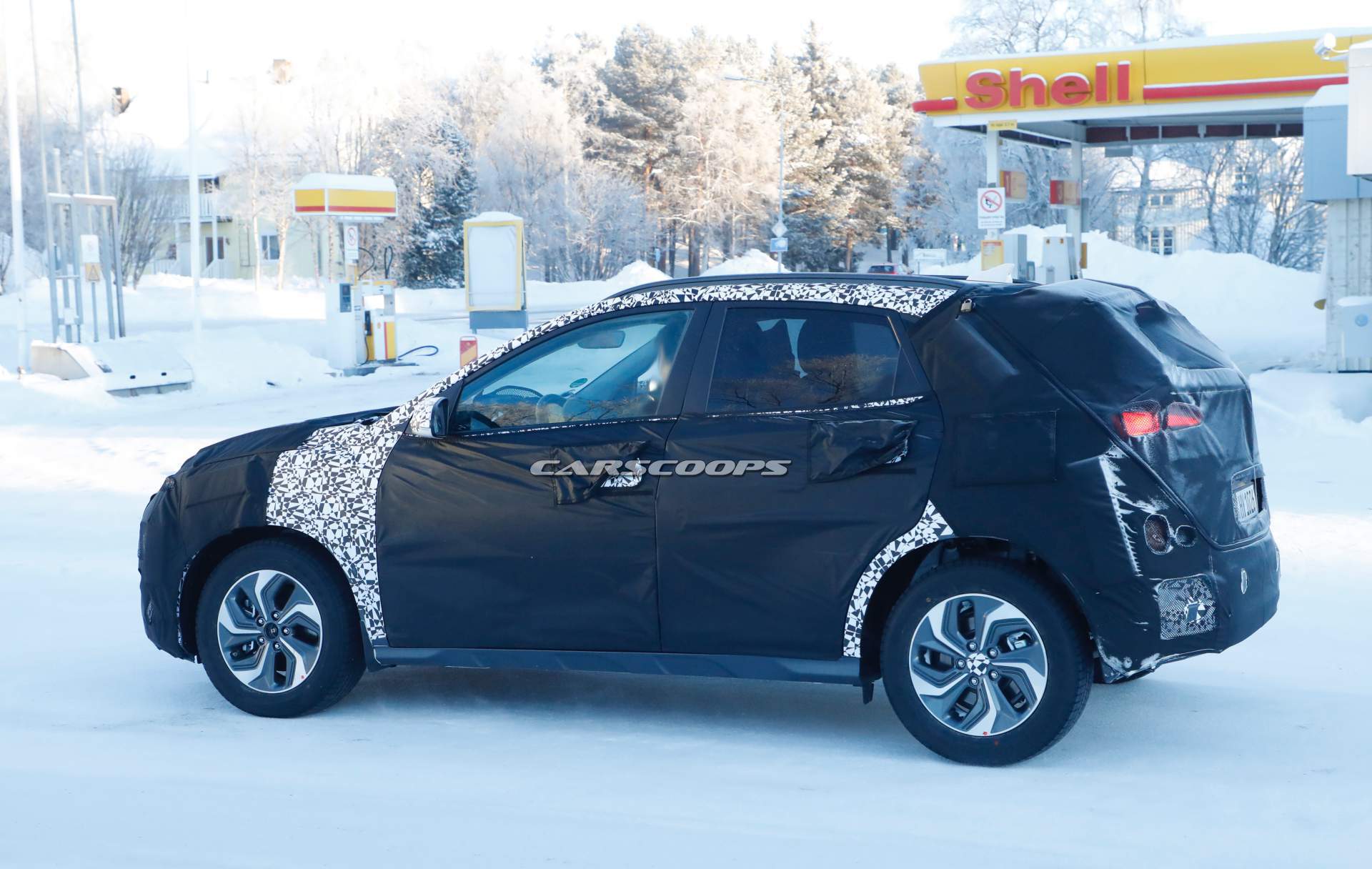 Hyundai Kona hybrid prototype spy shots 11 Hyundai Kona Hybrid Spied With Aero-Style Wheels, Bigger Infotainment Screen