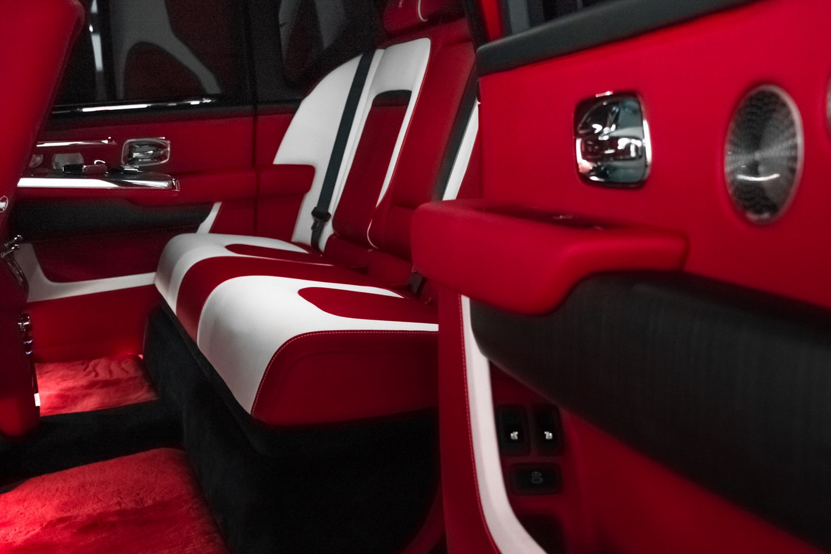 rolls-royce cullinan gucci mane 8 Roses Are Red, And So Is This Slightly Gauche Rolls-Royce Cullinan