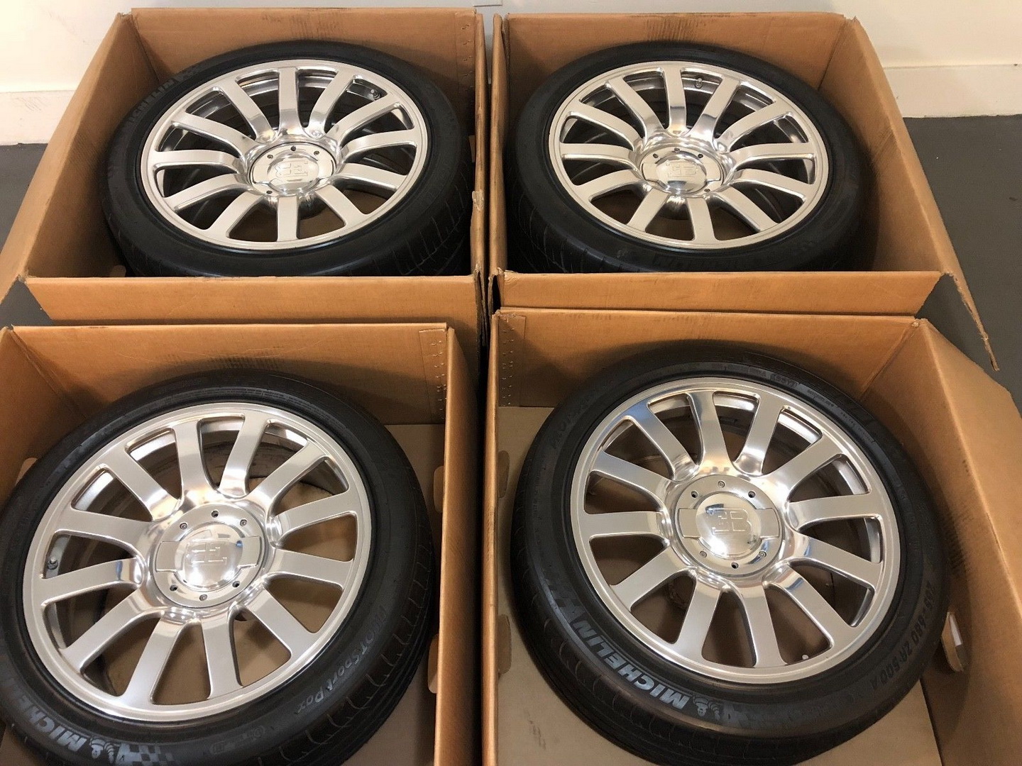 bugatti veyron wheel set 1 Used Bugatti Veyron Wheels Will Cost You More Than A Brand New Porsche 911!