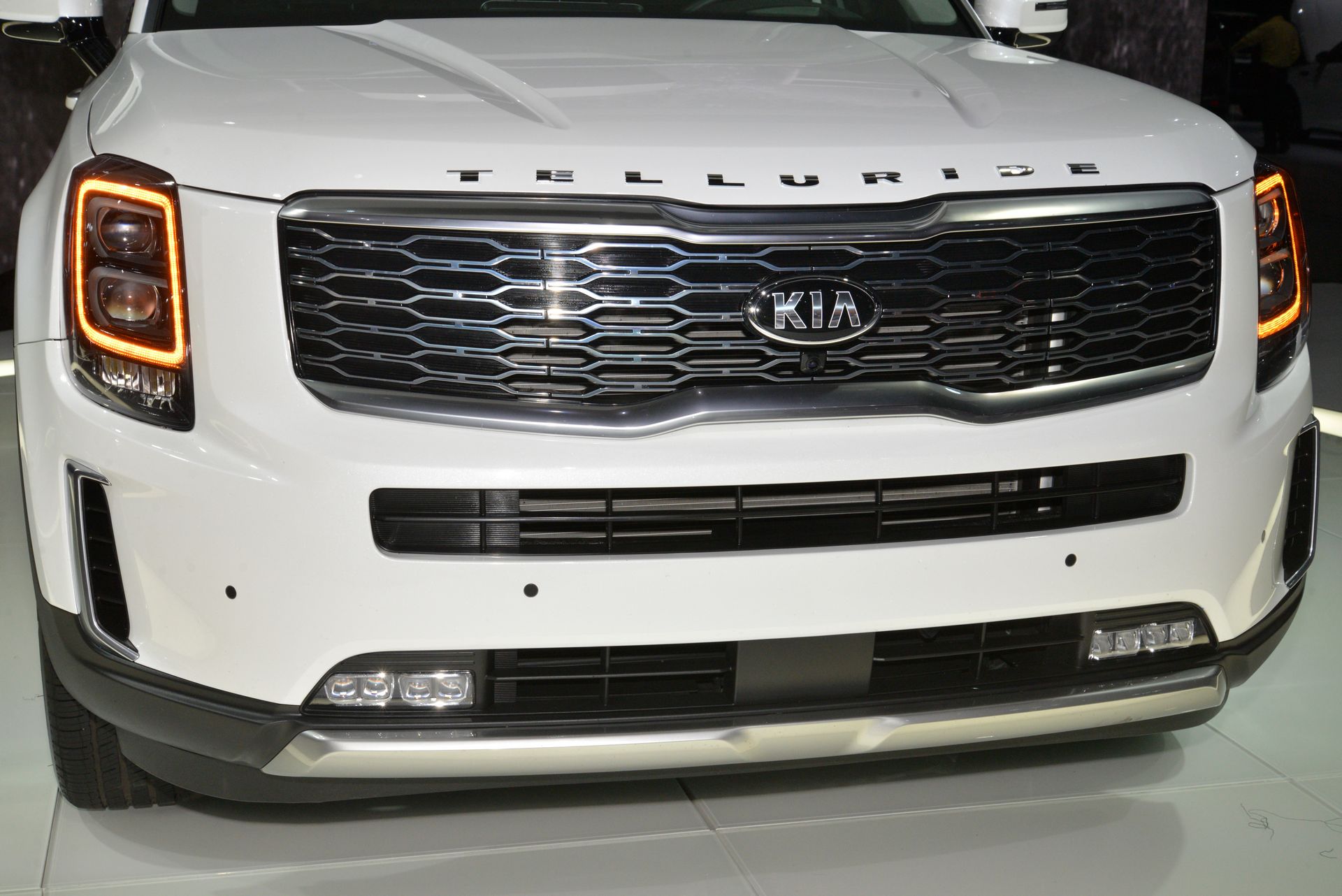 2020-Kia-Telluride-Live-5 2020 Kia Telluride SUV Is The Largest Kia Ever, Has 8-Seats, 3.8L V6