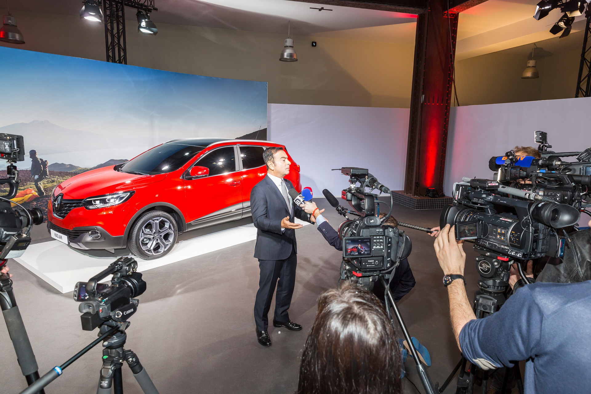 Ghosn-Renault-05 Carlos Ghosn Discussing Terms Of Resignation With Renault