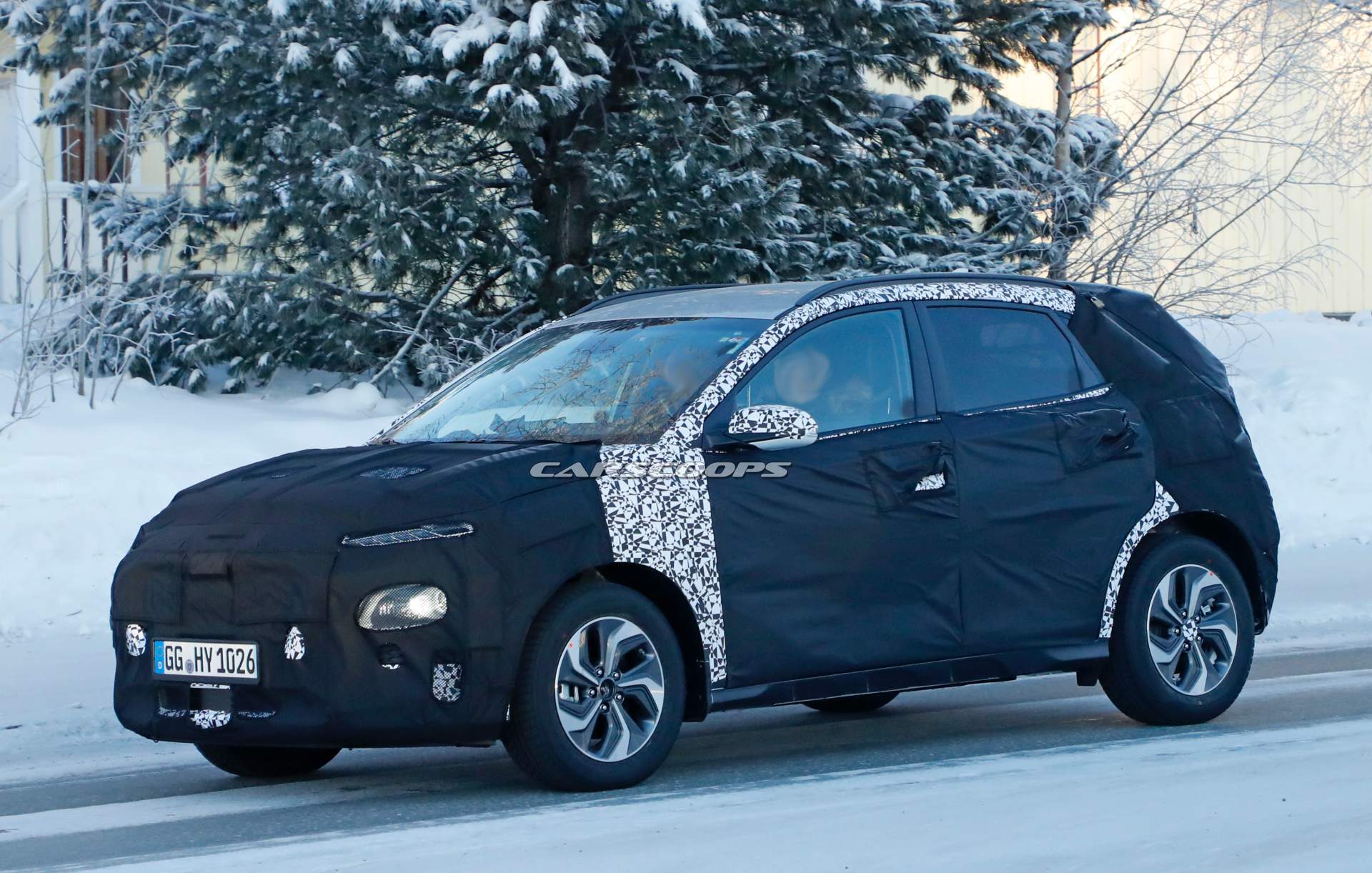 Hyundai Kona hybrid prototype spy shots 2 Hyundai Kona Hybrid Spied With Aero-Style Wheels, Bigger Infotainment Screen