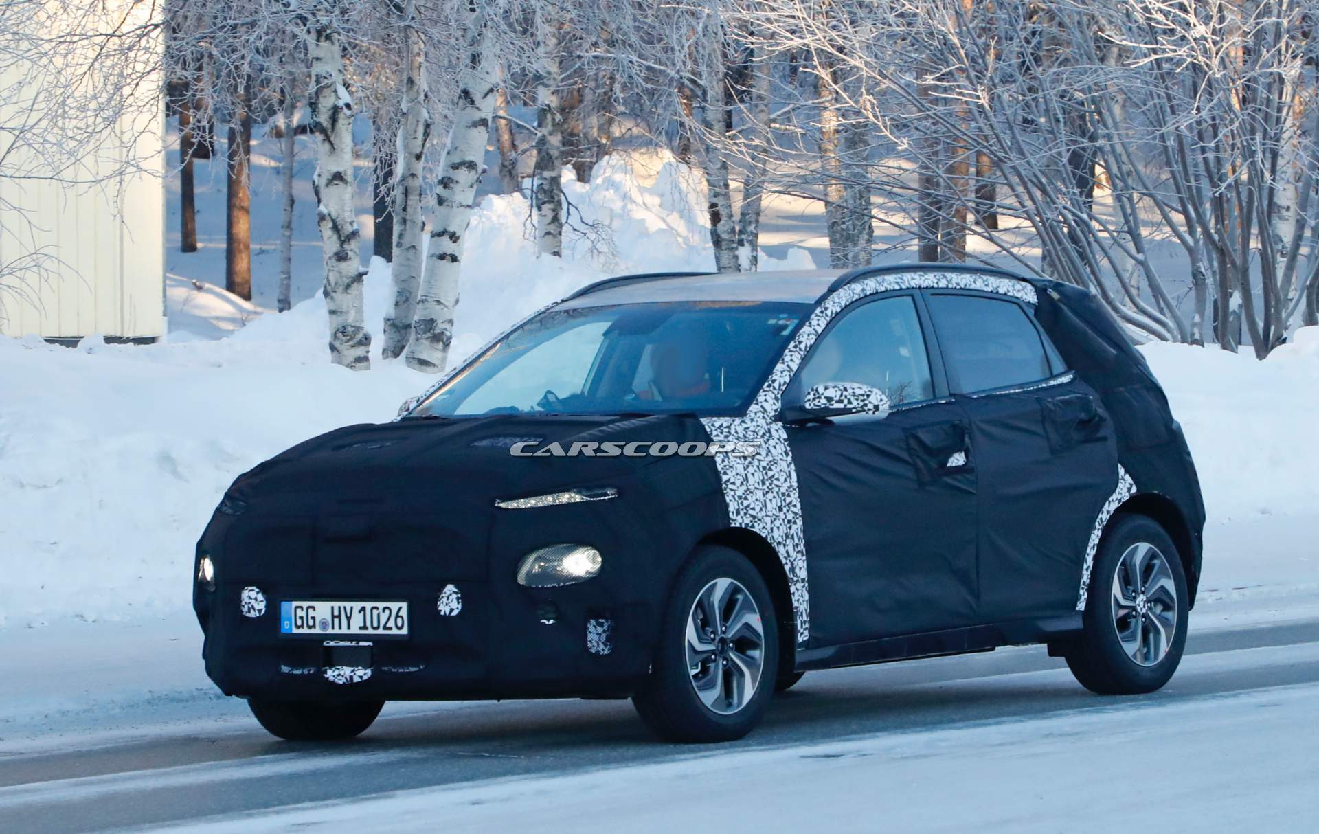 Hyundai Kona hybrid prototype spy shots 1 Hyundai Kona Hybrid Spied With Aero-Style Wheels, Bigger Infotainment Screen