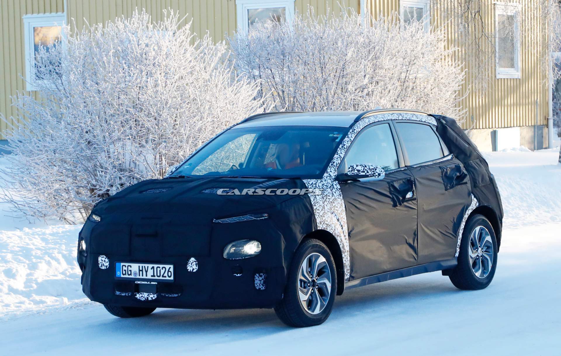 Hyundai Kona hybrid prototype spy shots 7 Hyundai Kona Hybrid Spied With Aero-Style Wheels, Bigger Infotainment Screen