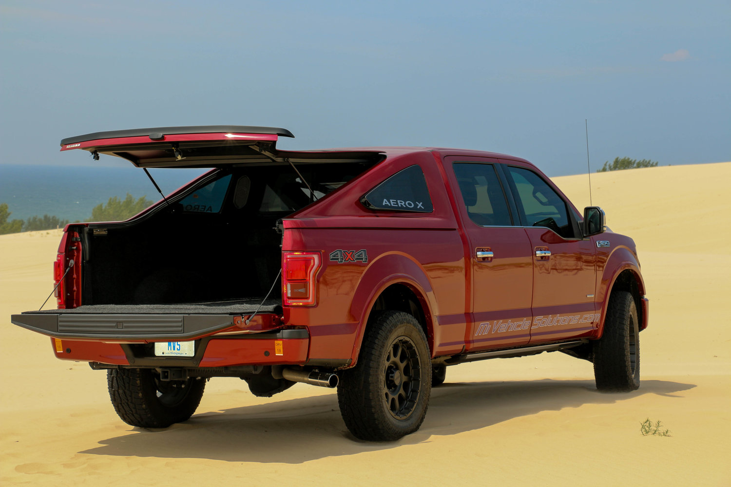 Ford-F150-Fastback-17 Ford F-150 With Mustang Mach 1-Inspired Fastback Bed Cap Just Looks Weird