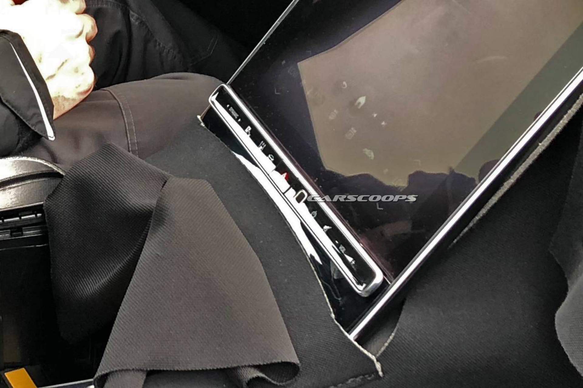 2020 Mercedes-Benz S-Class spy shots 16 2020 Mercedes S-Class Gets Huge Touchscreen, Looks Bigger Than iPad Pro 12.9 (Video)