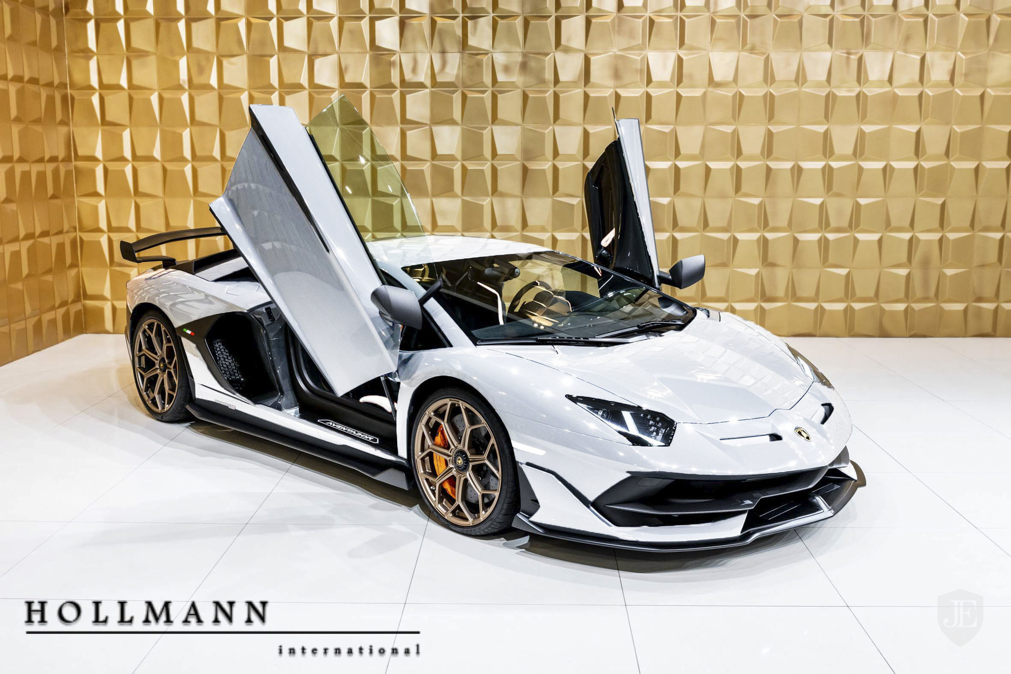 Lamborghini-Aventador-SVJ-15 White And Gold Lamborghini Aventador SVJ Is Screaming To Be Adopted