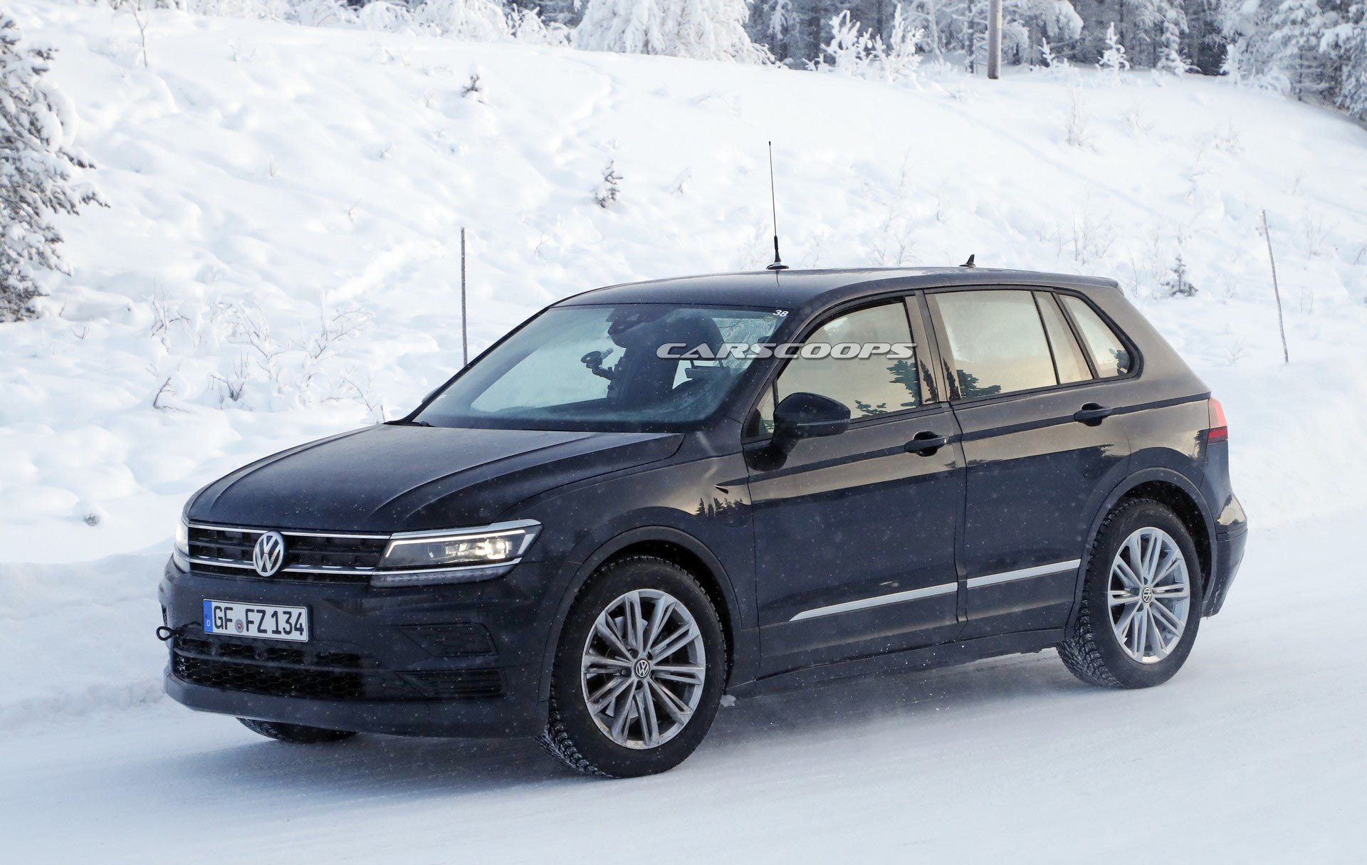 VW-ID-Crozz-Mule-25 Stretched Tiguan Is An Undercover Mule For VW’s Upcoming Electric Crossover