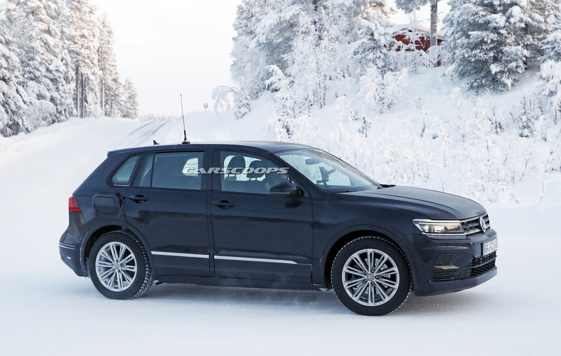 VW-ID-Crozz-Mule-17 Stretched Tiguan Is An Undercover Mule For VW’s Upcoming Electric Crossover