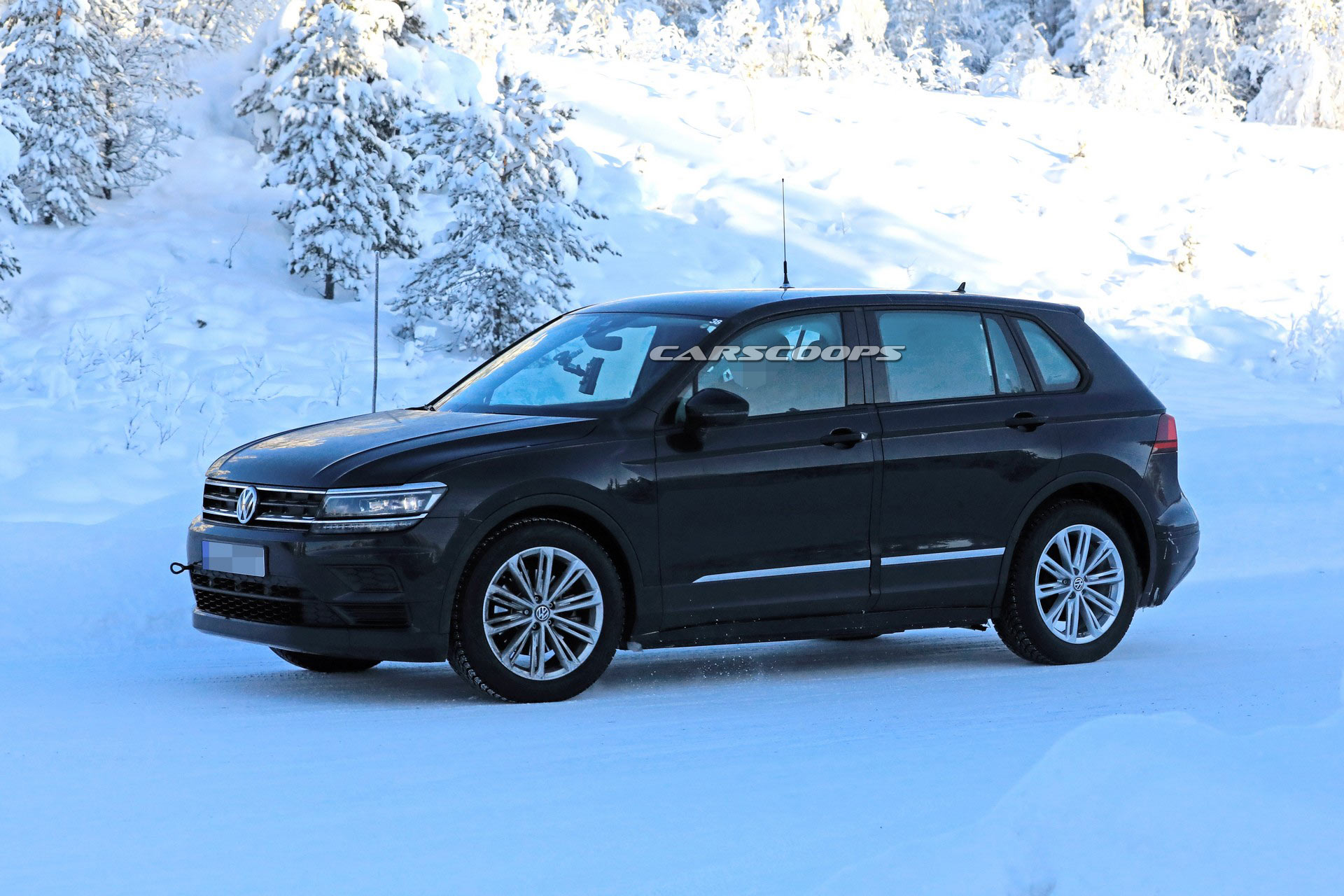 VW-ID-Crozz-Mule-6 Stretched Tiguan Is An Undercover Mule For VW’s Upcoming Electric Crossover