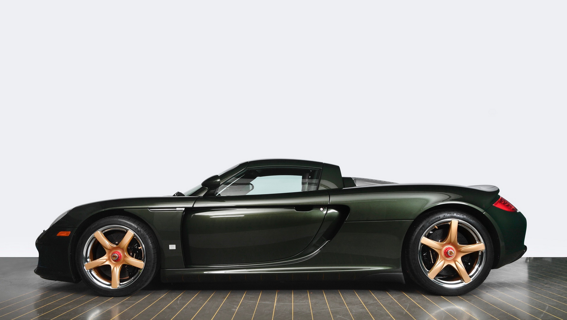 Porsche-Carrera-GT-Porsche-Classic-02 Porsche Classic Rebuilds Carrera GT From Scratch In A One-Off Oak Green Color