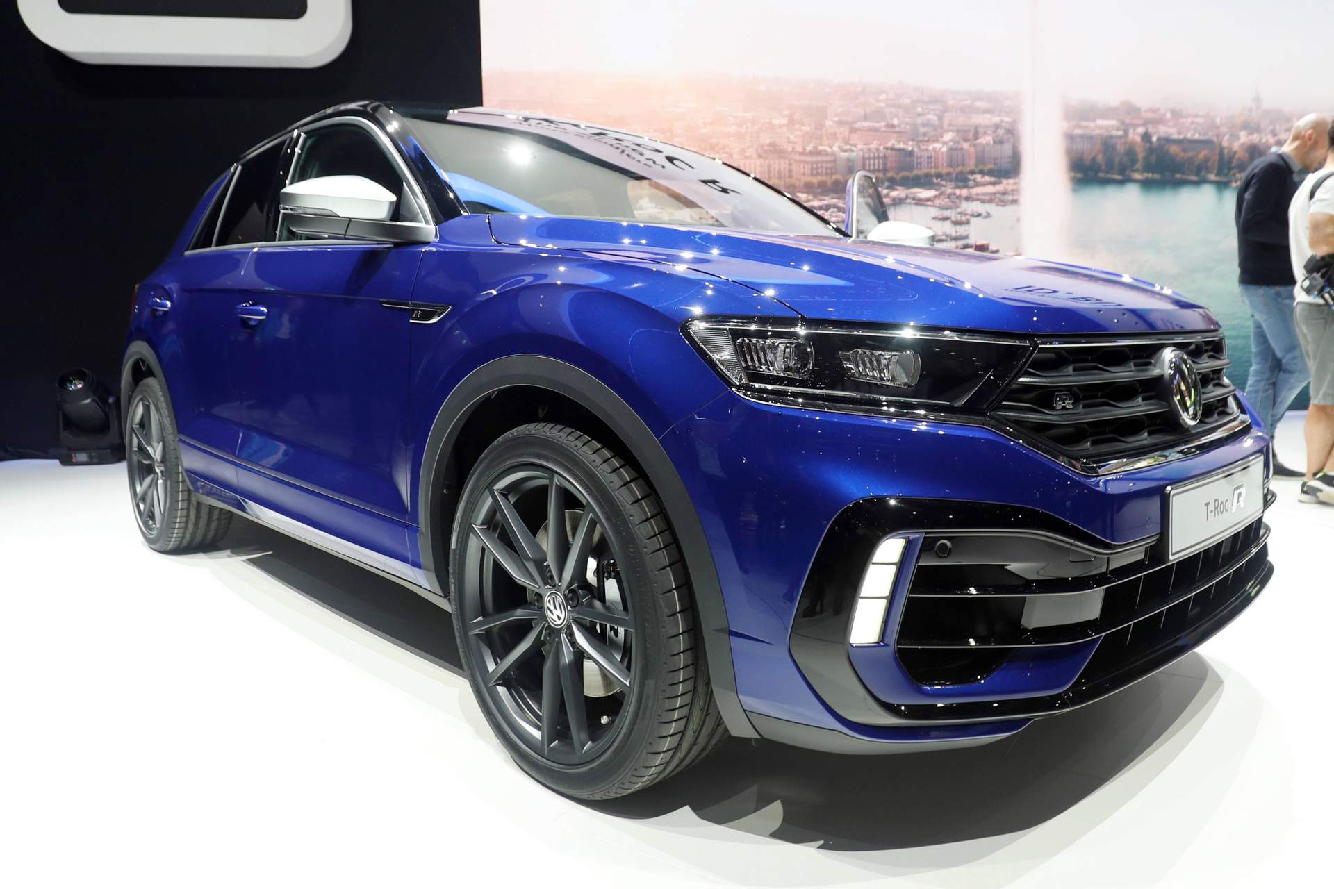 2019 VW T-Roc R 48 VW T-Roc R Unveiled With 300 PS, Does 0-100 Km/h In 4.9 Seconds
