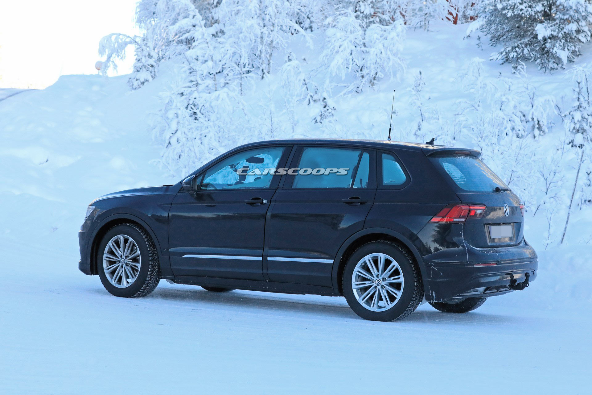 VW-ID-Crozz-Mule-9 Stretched Tiguan Is An Undercover Mule For VW’s Upcoming Electric Crossover