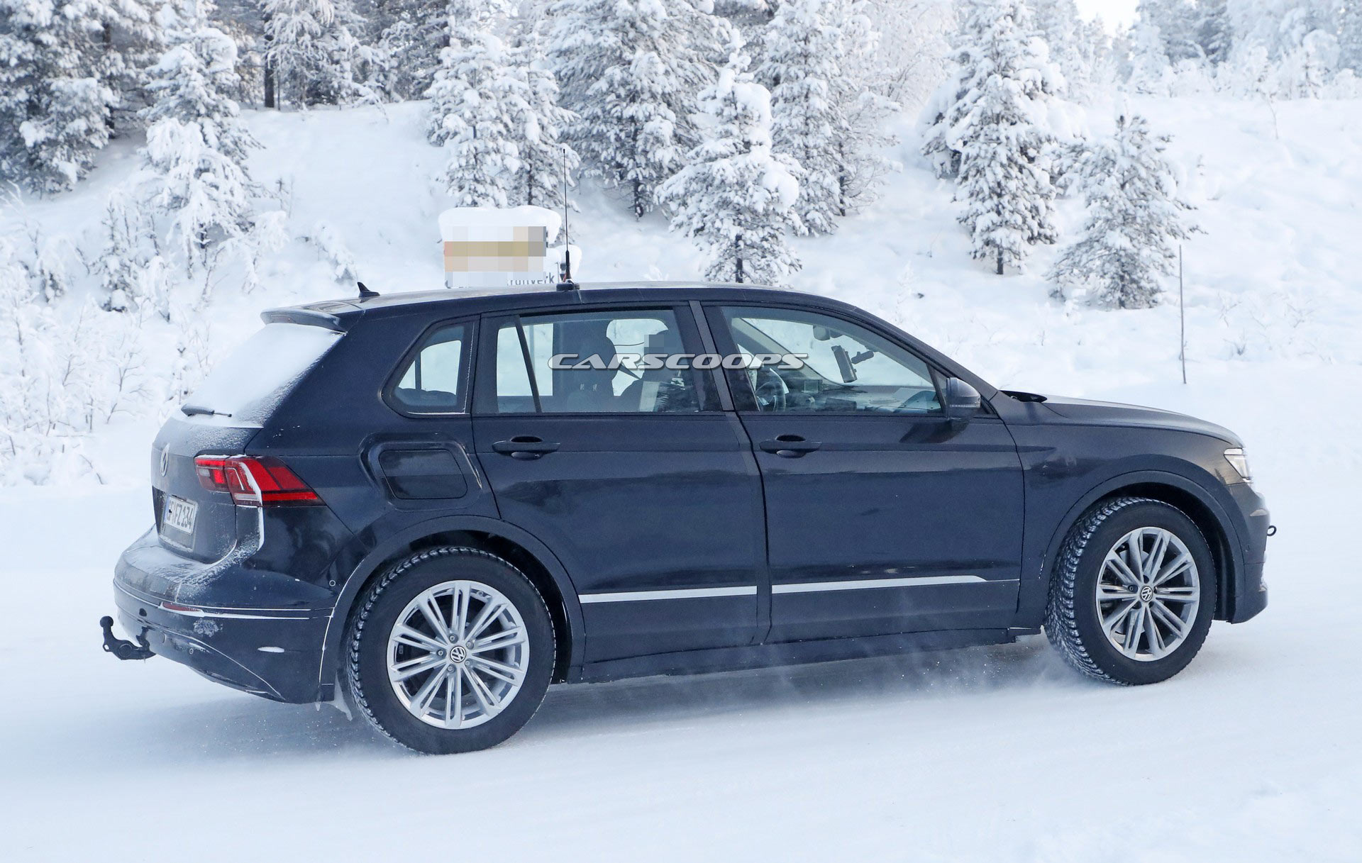 VW-ID-Crozz-Mule-19 Stretched Tiguan Is An Undercover Mule For VW’s Upcoming Electric Crossover