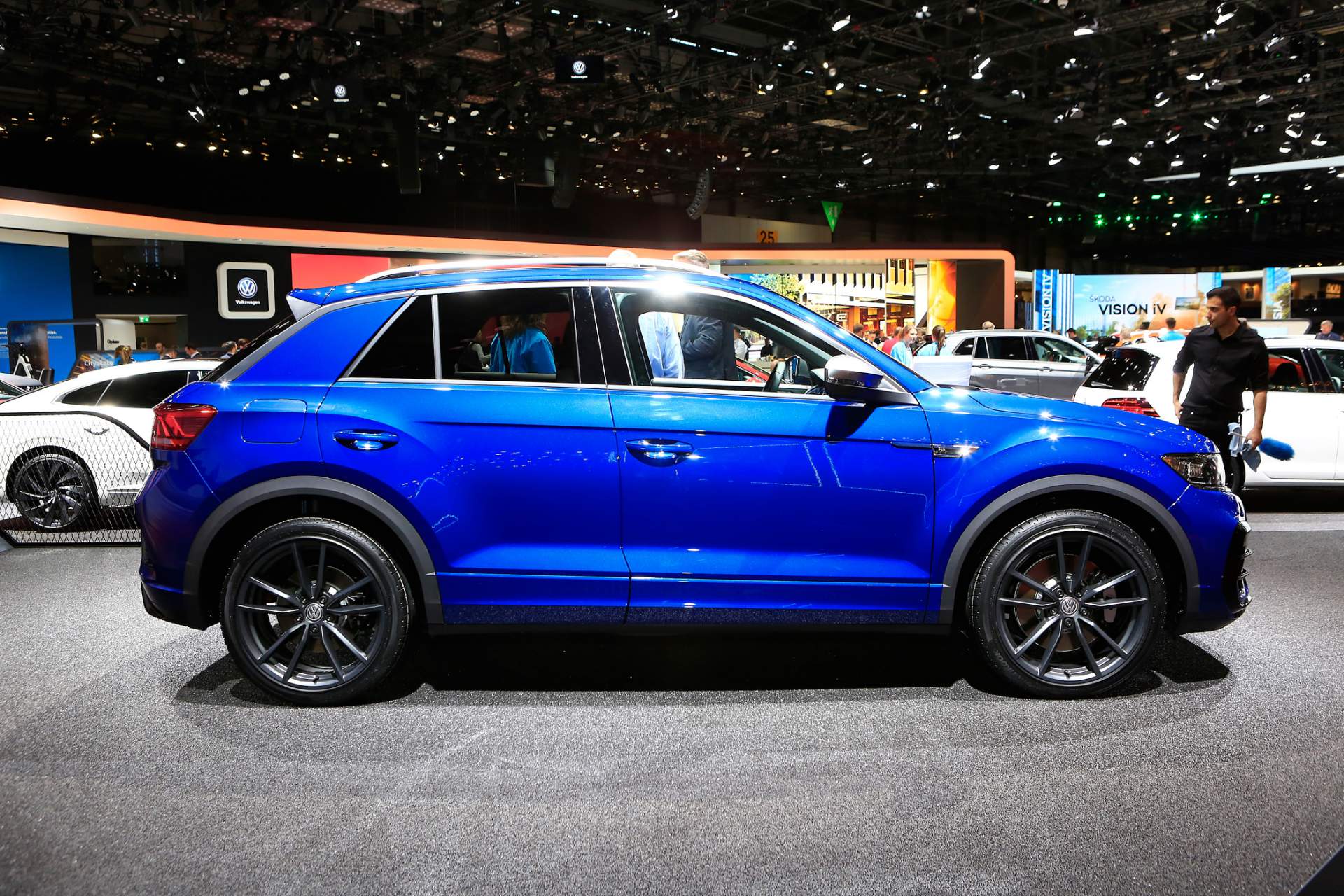 89 VW T-Roc R Unveiled With 300 PS, Does 0-100 Km/h In 4.9 Seconds