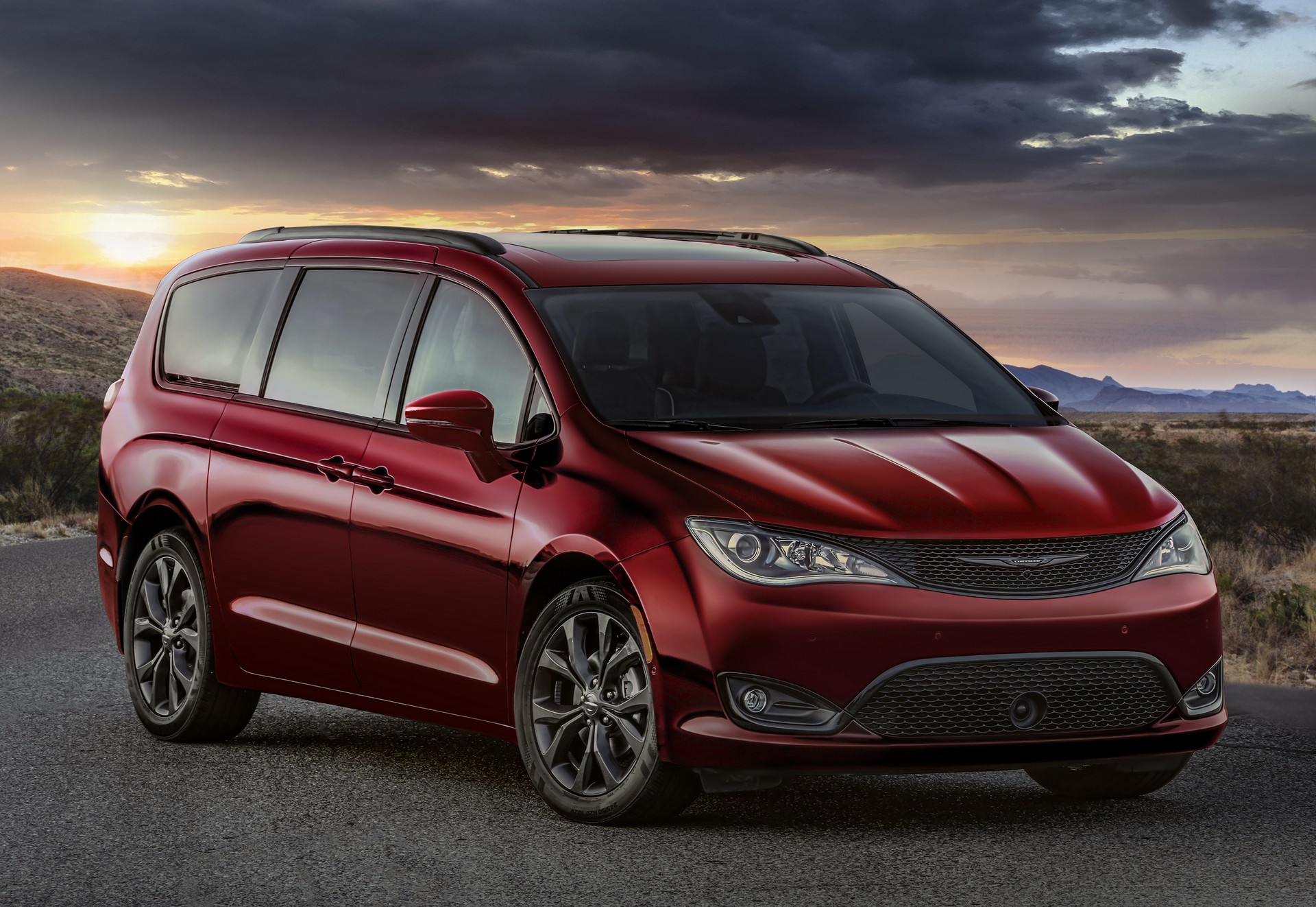 Chrysler Pacifica 35th Anniversary Edition-1 FCA Celebrates 35 Years Of Minivans With Pacifica And Grand Caravan Special Editions