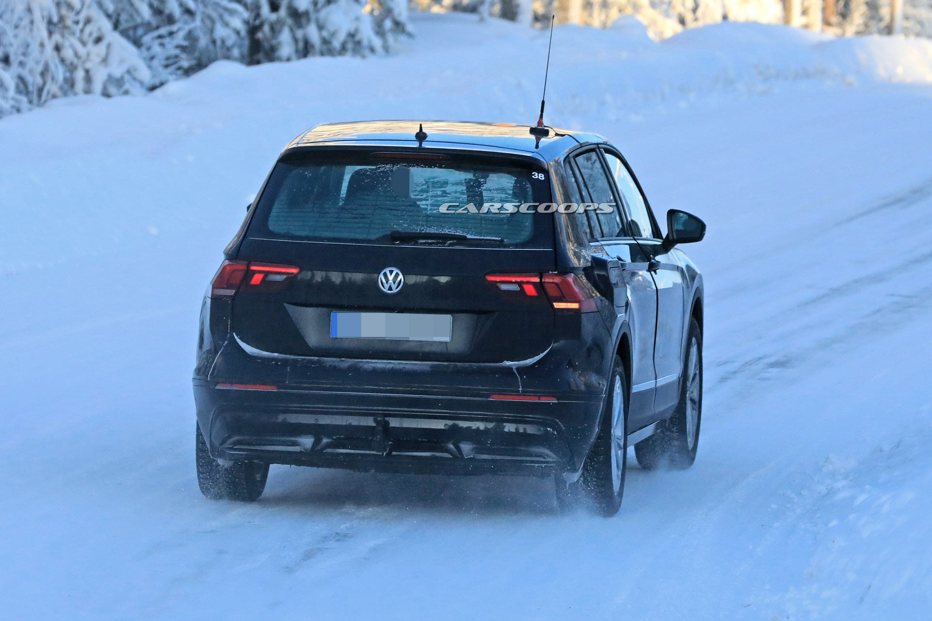 VW-ID-Crozz-Mule-13 Stretched Tiguan Is An Undercover Mule For VW’s Upcoming Electric Crossover