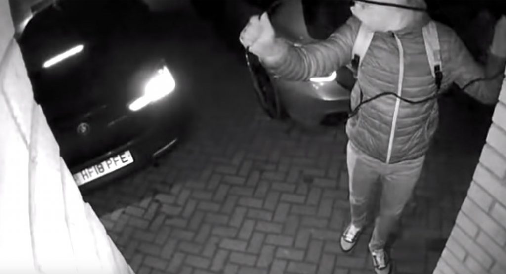  Watch Thieves Use Key Scanner To Steal BMW M140i In Just 20 Sec