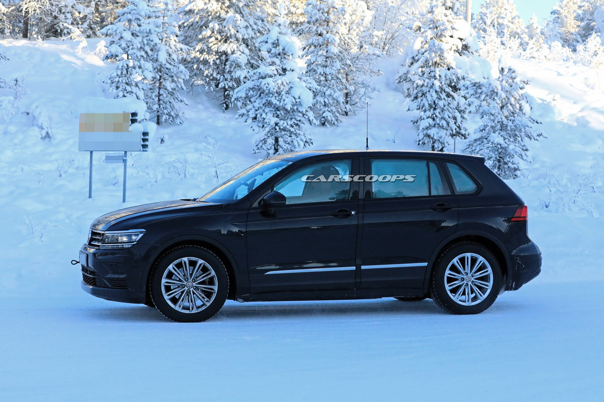 VW-ID-Crozz-Mule-7 Stretched Tiguan Is An Undercover Mule For VW’s Upcoming Electric Crossover