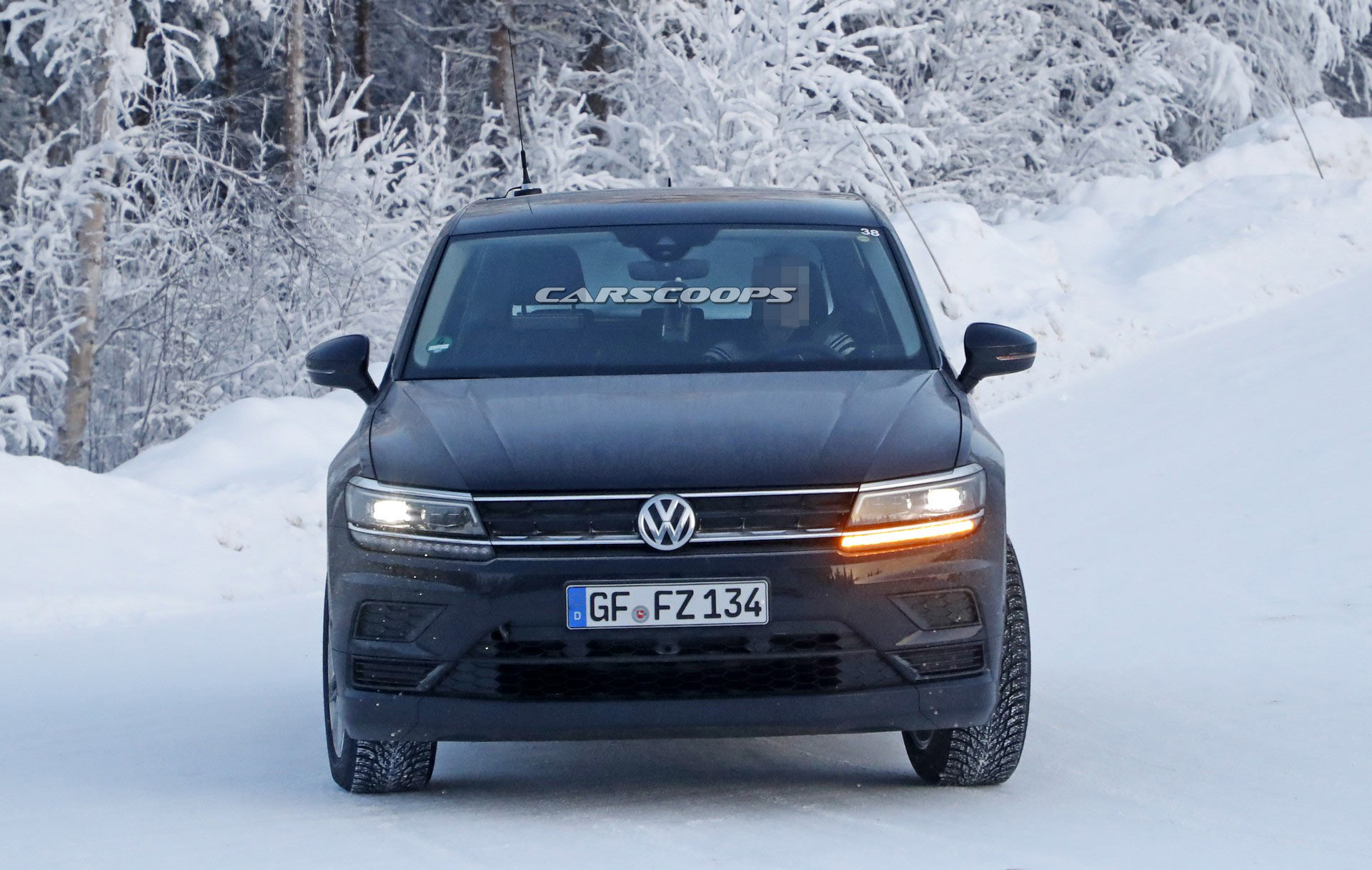 VW-ID-Crozz-Mule-14 Stretched Tiguan Is An Undercover Mule For VW’s Upcoming Electric Crossover