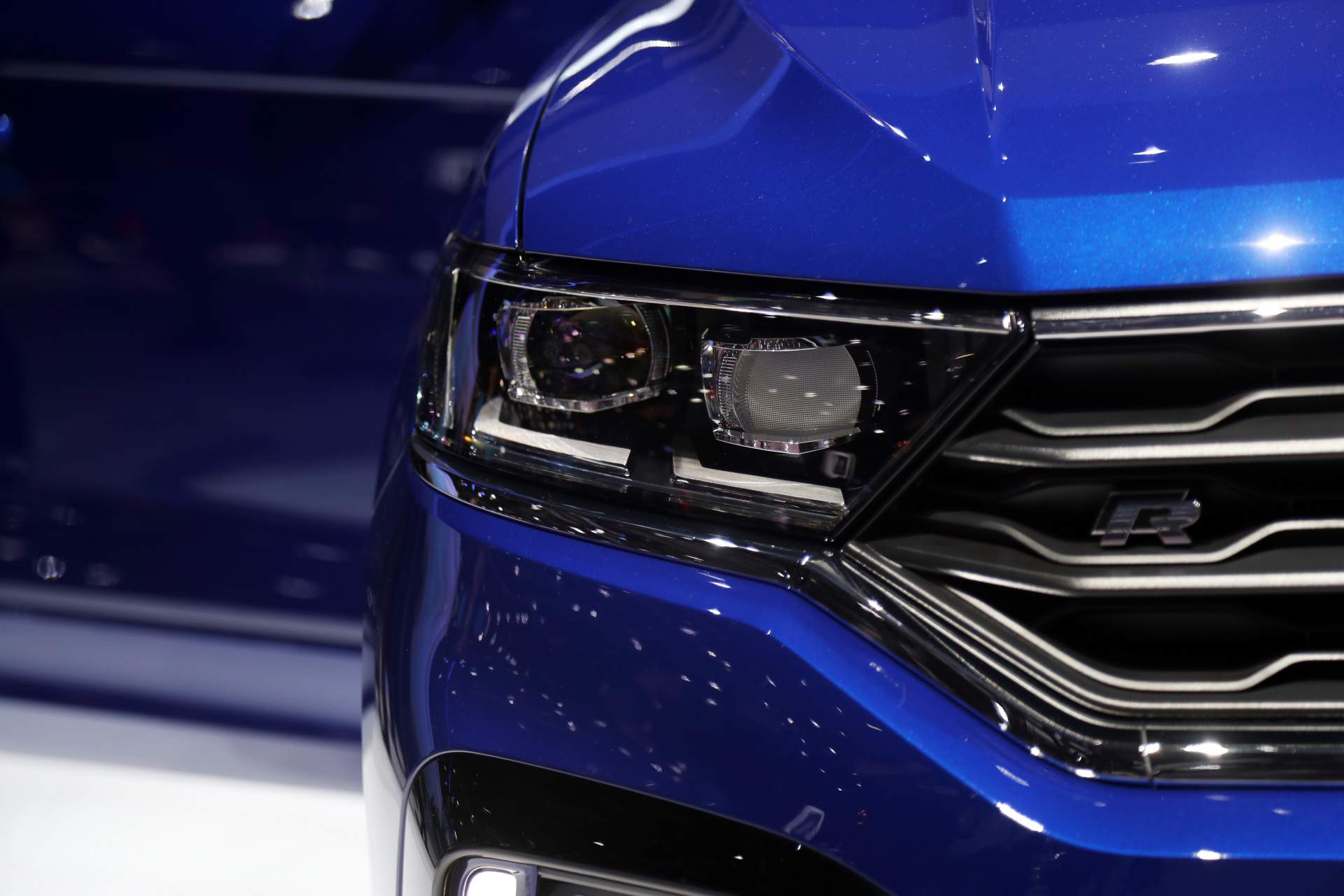 2019 VW T-Roc R 44 VW T-Roc R Unveiled With 300 PS, Does 0-100 Km/h In 4.9 Seconds