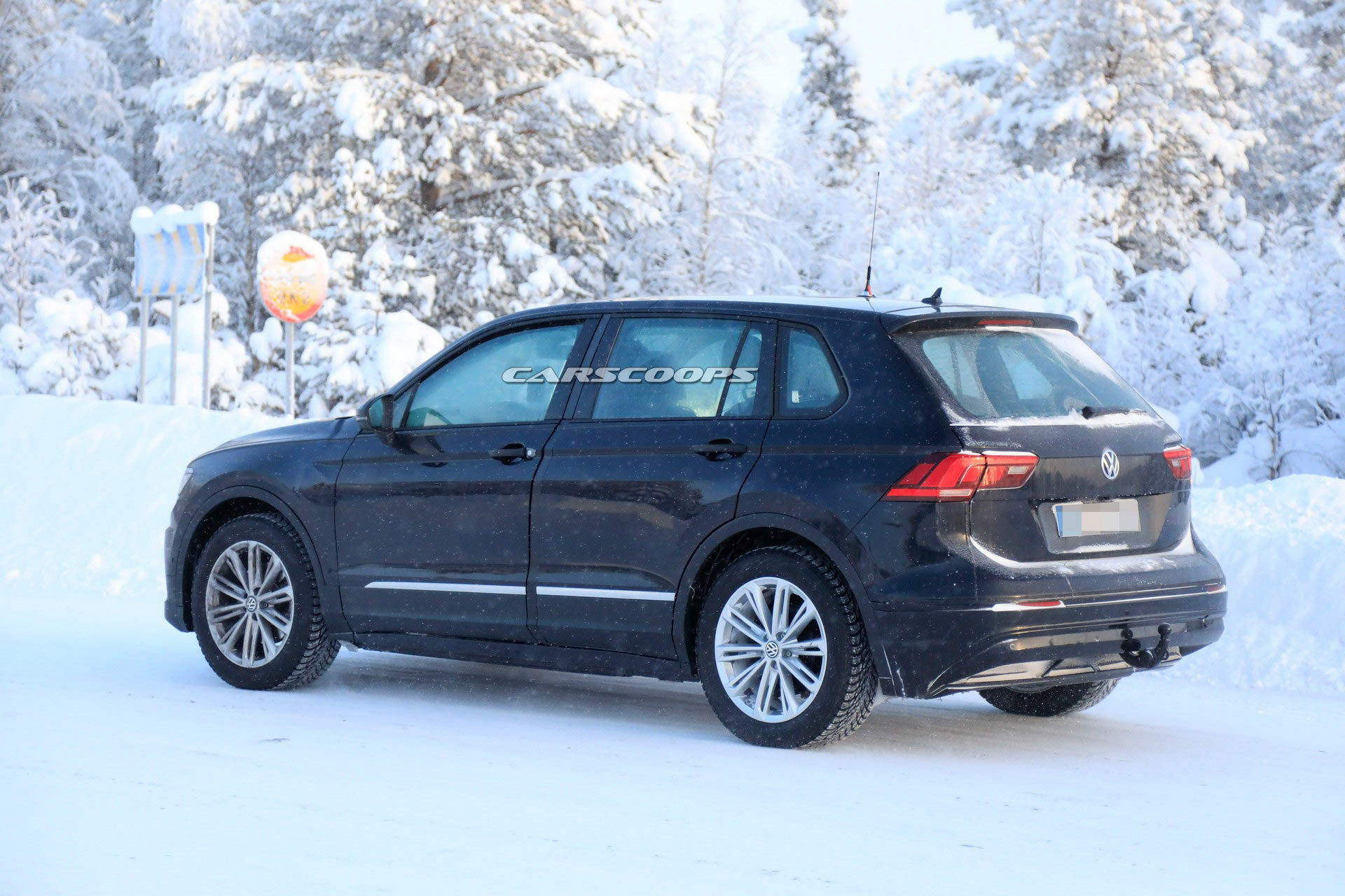 VW-ID-Crozz-Mule-1 Stretched Tiguan Is An Undercover Mule For VW’s Upcoming Electric Crossover