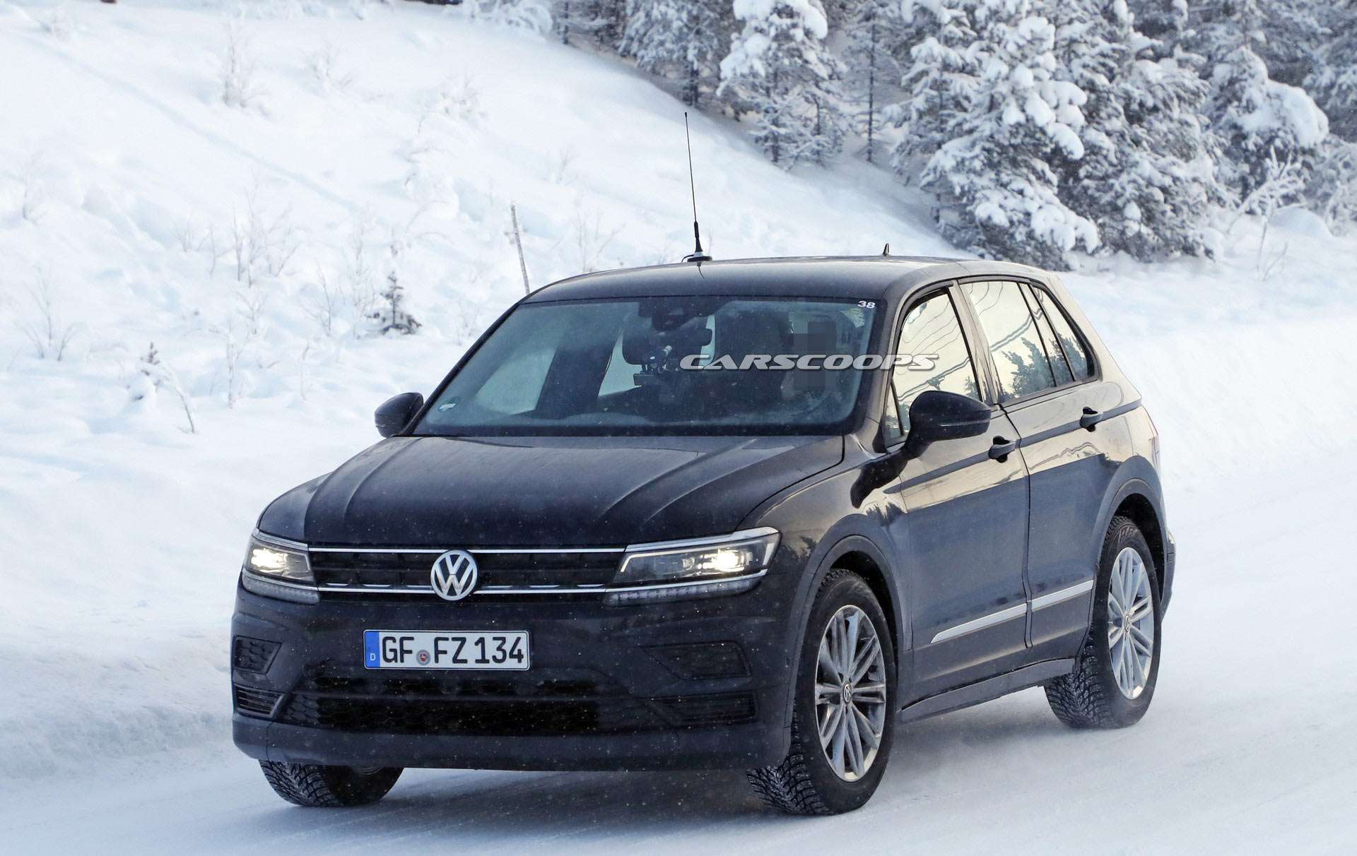 VW-ID-Crozz-Mule-24 Stretched Tiguan Is An Undercover Mule For VW’s Upcoming Electric Crossover