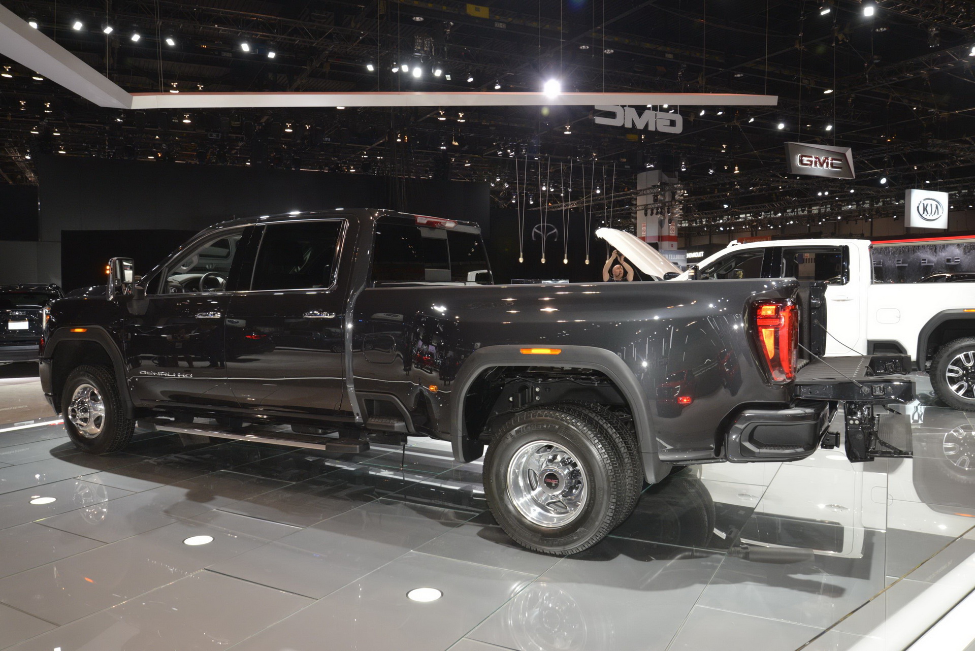 2020 gmc sierra hd chicago live pics 8 2020 GMC Sierra HD Brings Clever New Tech To The Windy City