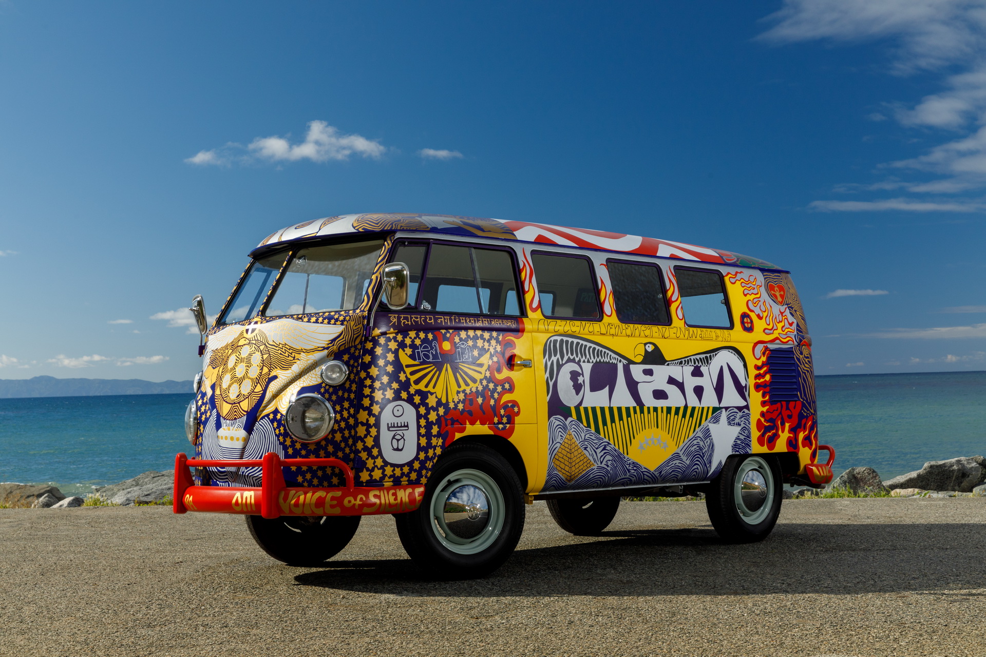 vw light bus restored by vw usa 1 VW Built An Official Replica Of Its Iconic Woodstock ‘Light’ Bus