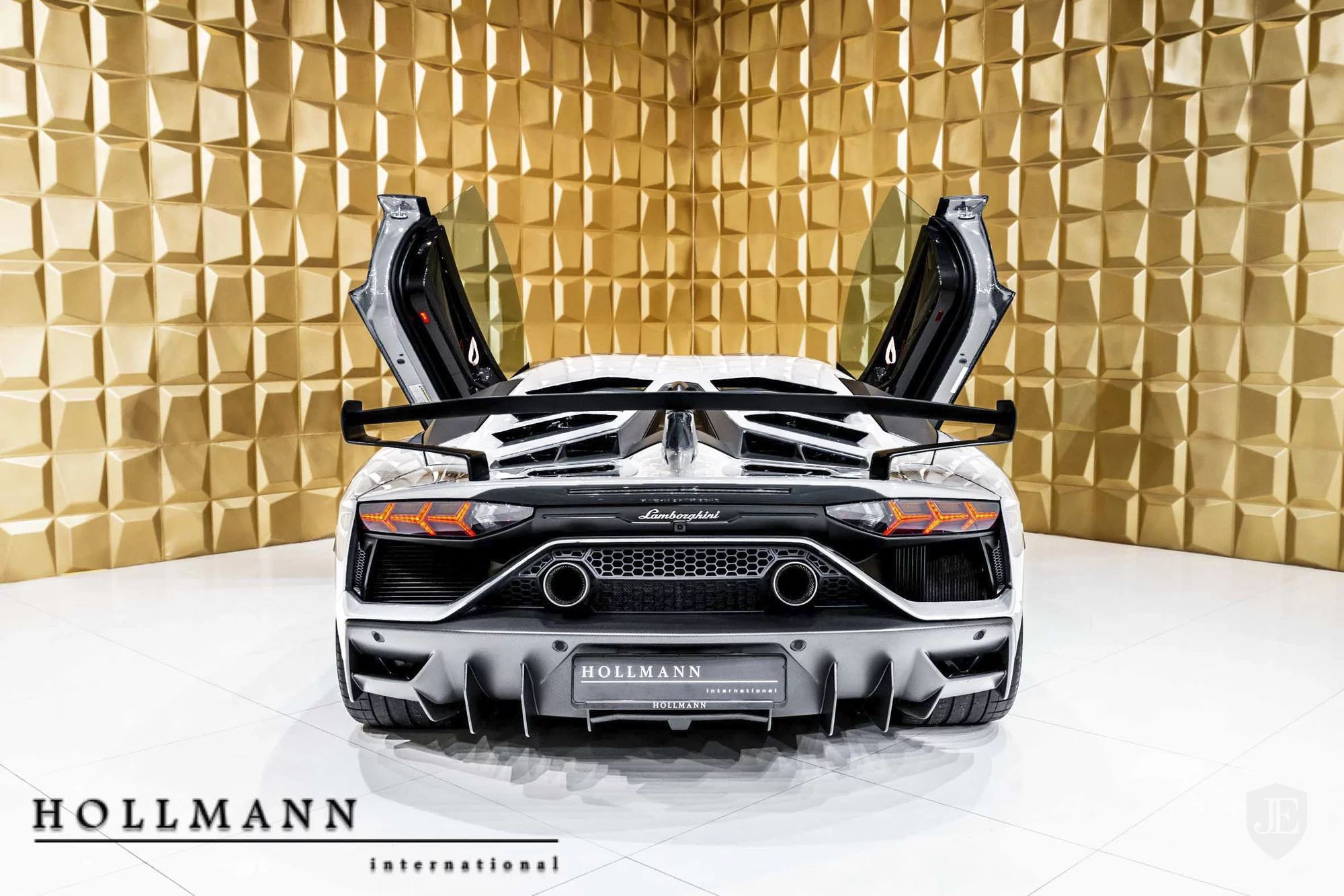 Lamborghini-Aventador-SVJ-13 White And Gold Lamborghini Aventador SVJ Is Screaming To Be Adopted