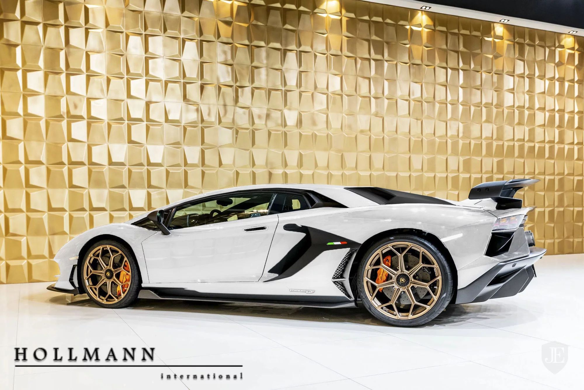 Lamborghini-Aventador-SVJ-7 White And Gold Lamborghini Aventador SVJ Is Screaming To Be Adopted