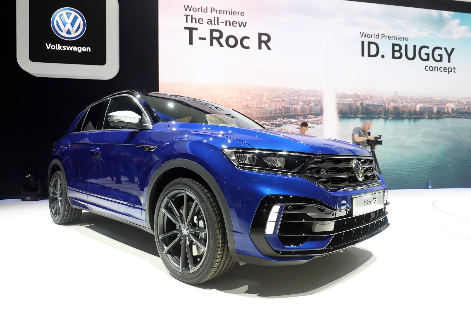 2019 VW T-Roc R 46 VW T-Roc R Unveiled With 300 PS, Does 0-100 Km/h In 4.9 Seconds